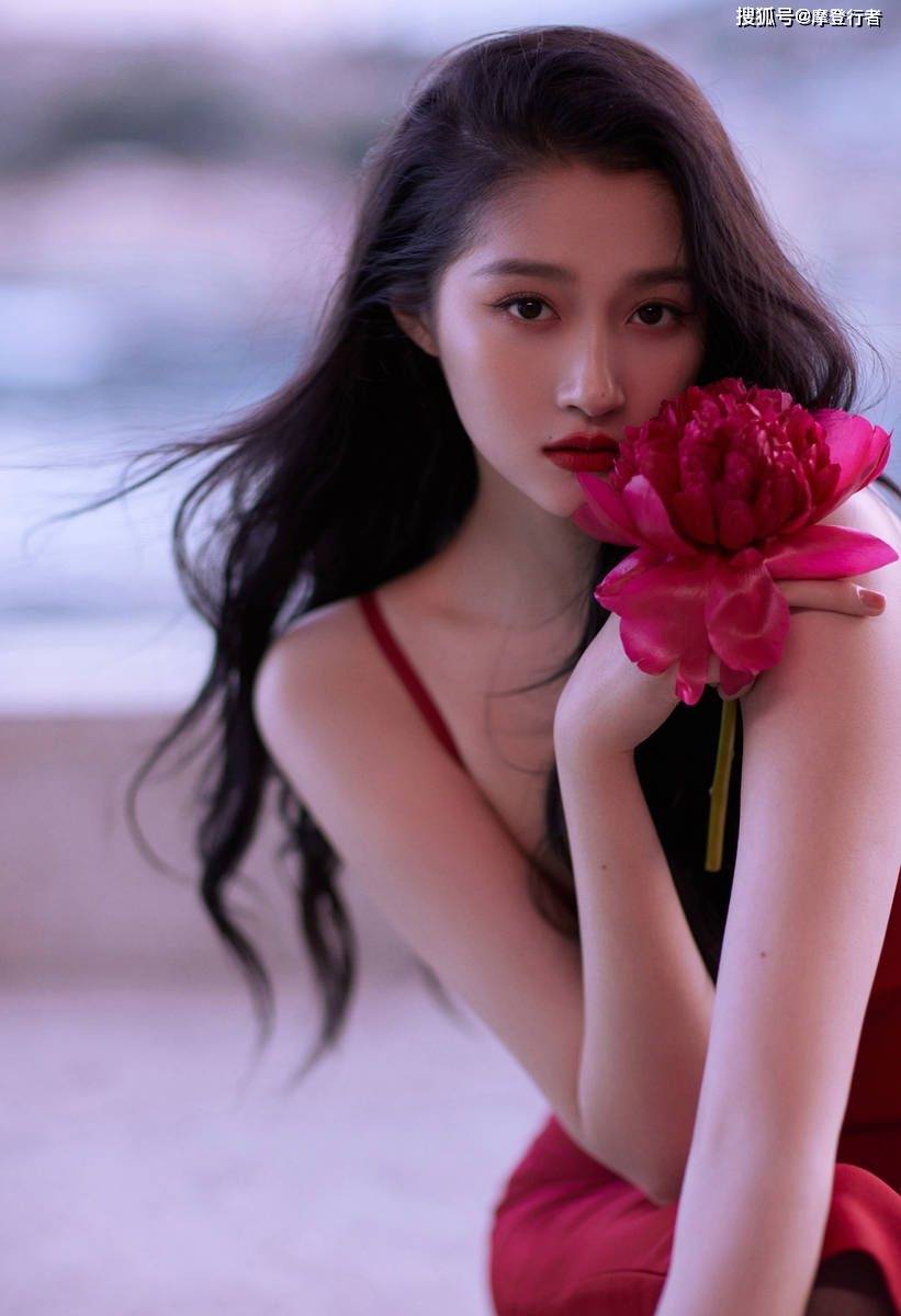 用美感征服大海,关晓彤红裙性感撩人_魅力_红色_时尚