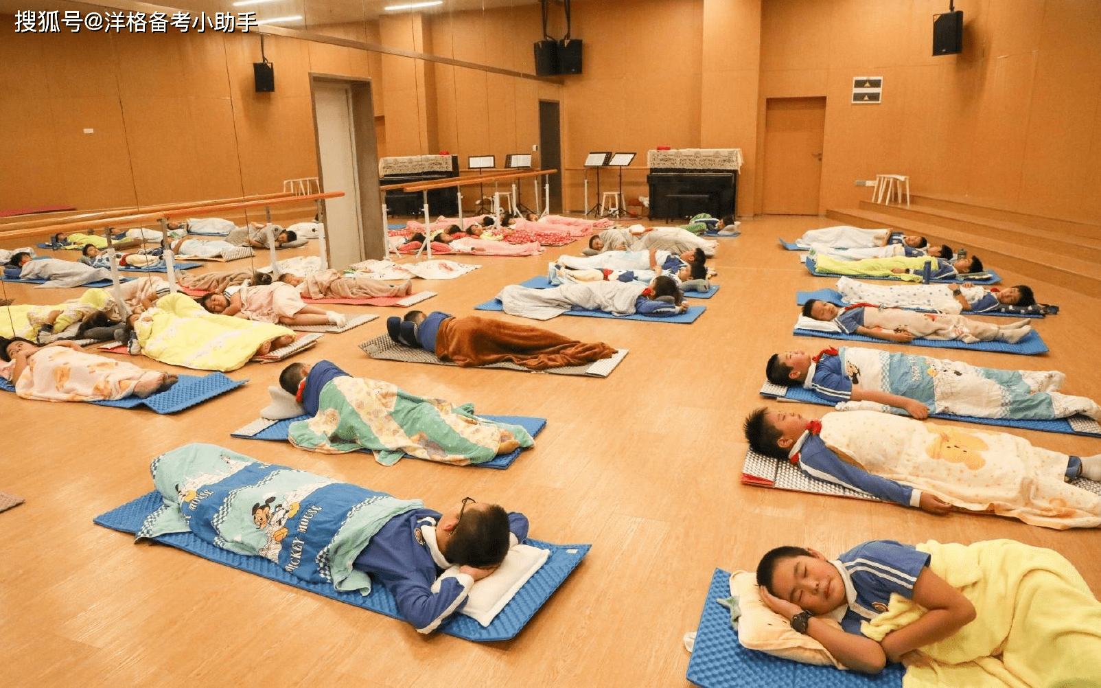 深圳实验学校初中部的午休新方式是深圳中小学想方设法解决孩子"躺平"