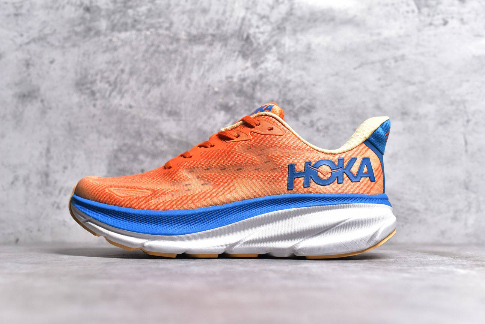 克里夫顿九代 hoka one one clifton 9 网面缓震公路跑步鞋_双脚_后跟