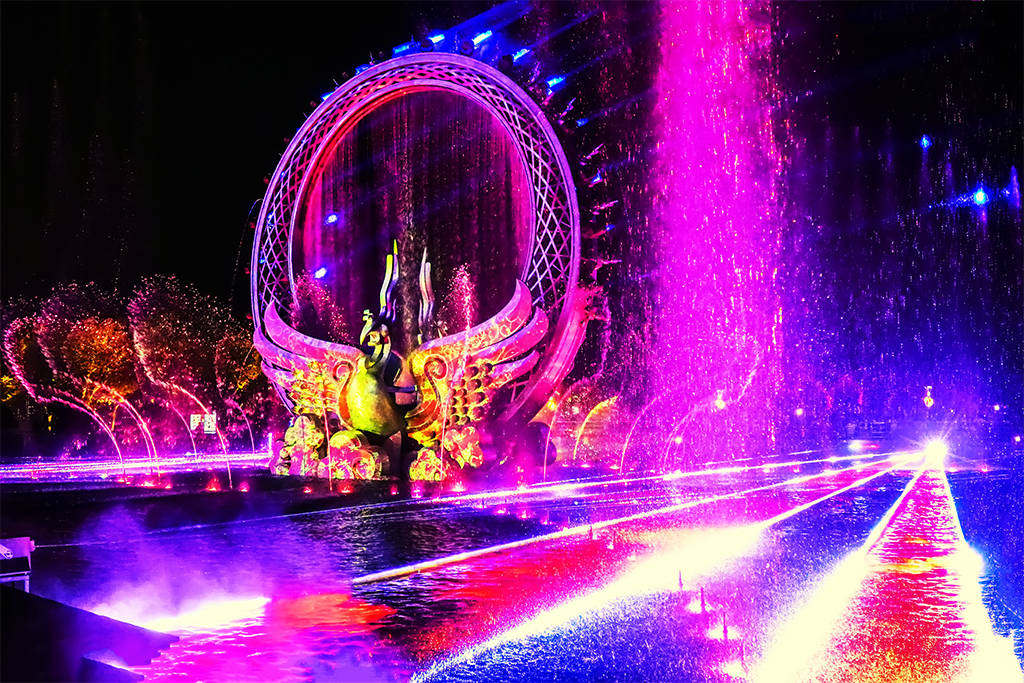 芜湖:"鸠兹还巢"雕塑上演水幕灯光秀"大片"_一面_游客_不锈钢