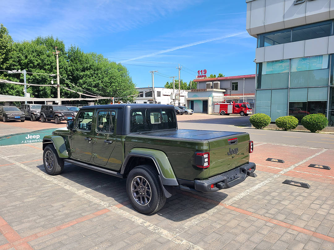 jeep角斗士皮卡标准版丛林绿色到店实拍 售价38.99万_搜狐汽车_搜狐网
