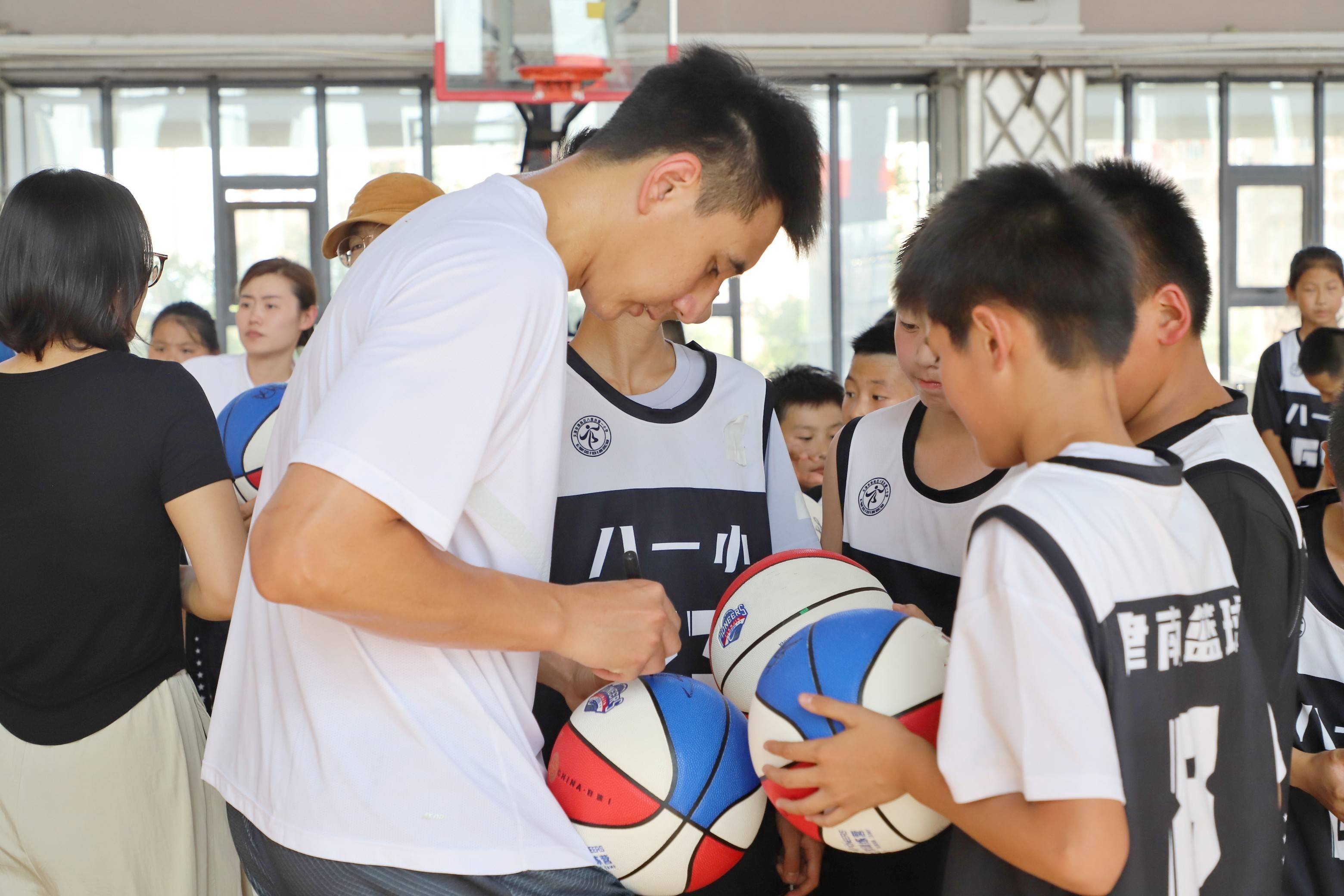 cba进校园 | 天津先行者走进八里台第一小学_篮球_训练_掌声