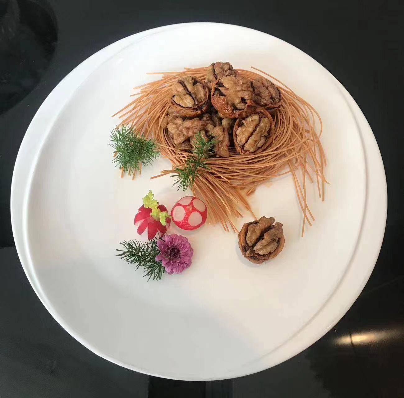 厨师2016年第二届云南烹饪大赛中个人菜品入选云南当代名厨名菜201