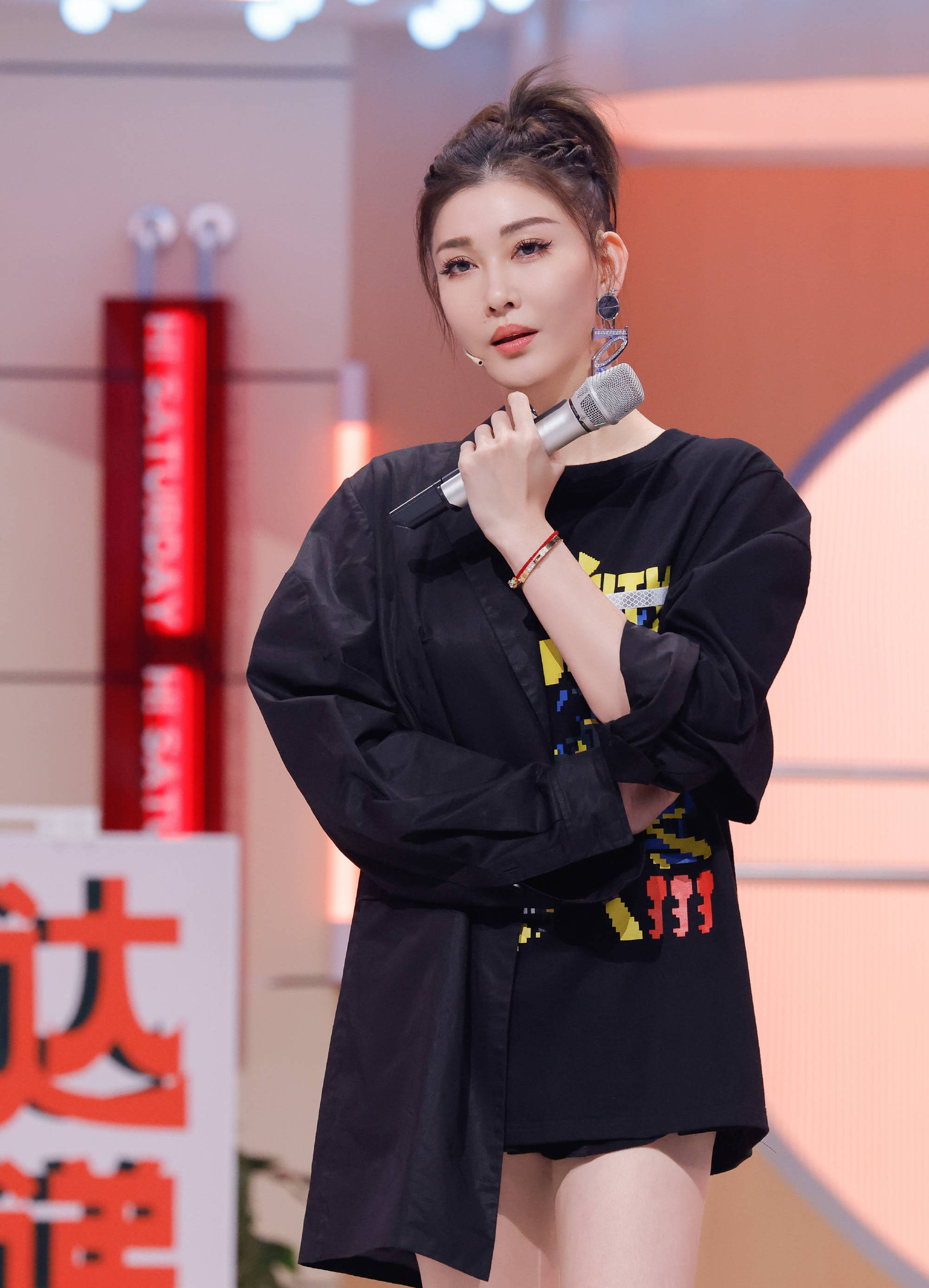 李彩桦回应与男子拥抱:是前夫 离婚前被拍_不知道_恋情_照片