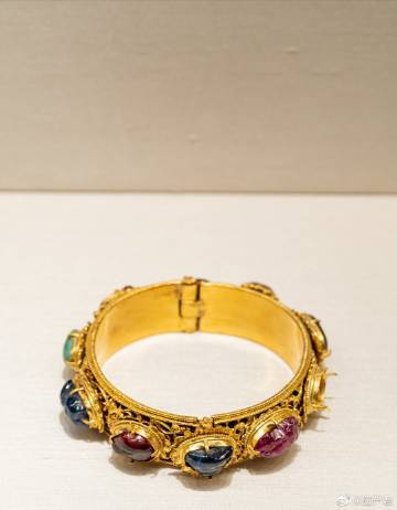 600年前的明代贵妇金手镯_插销_南京市博物馆_一端