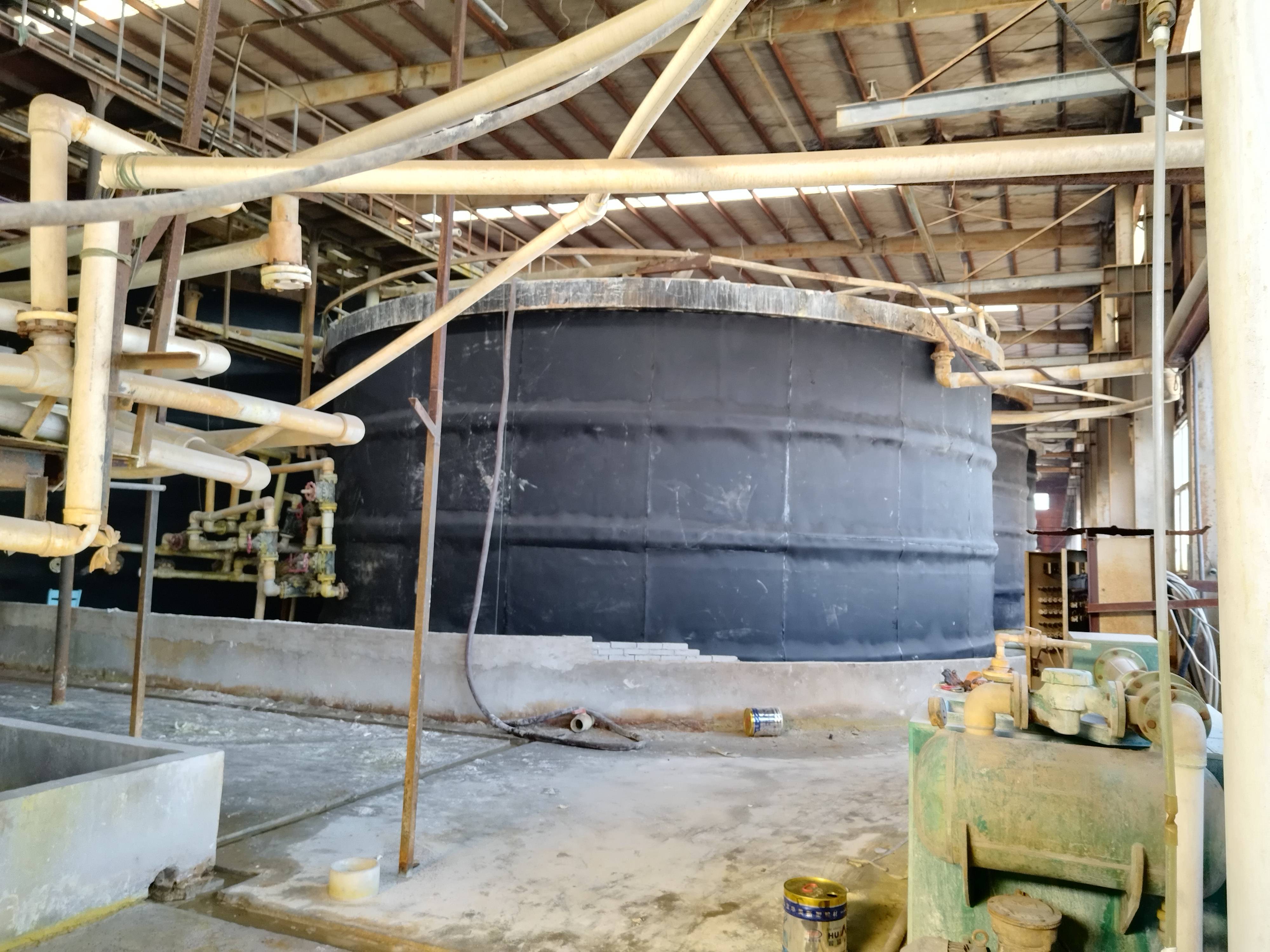 足量的氢氟酸,进行浸泡反应,以将其中的铁元素溶解出来,形成氟铁酸盐