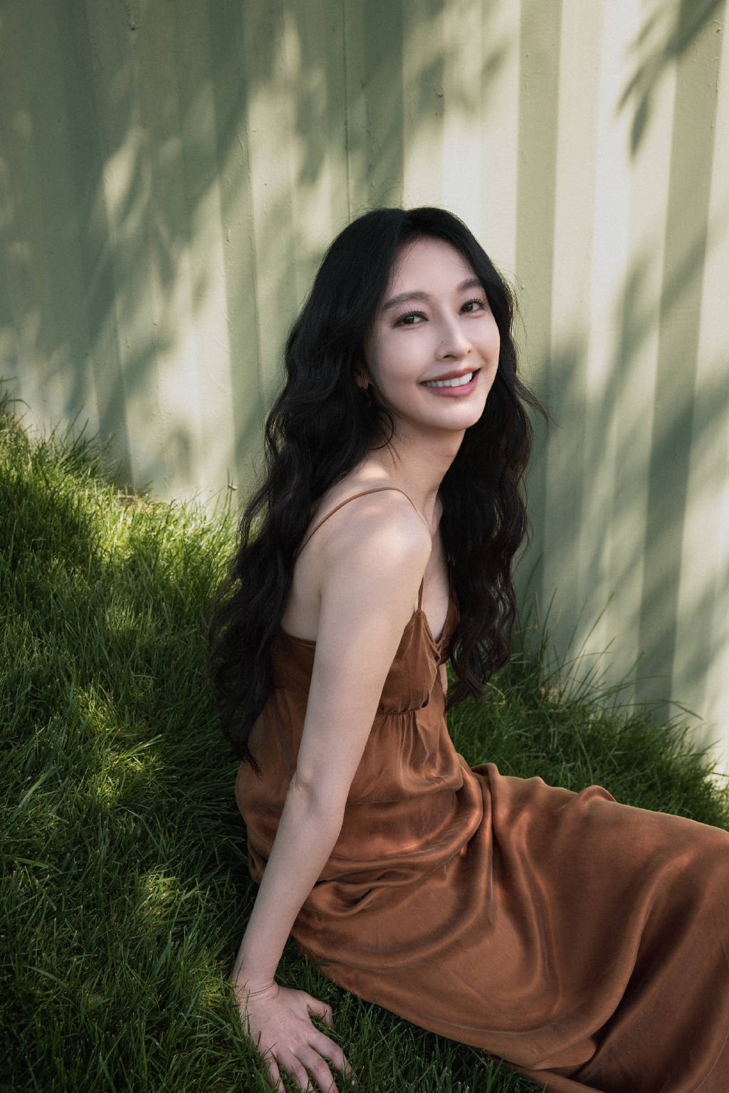 张俪户外夏日随拍展现知性美 笑容灿烂有书香气质_运动_感觉_阳光