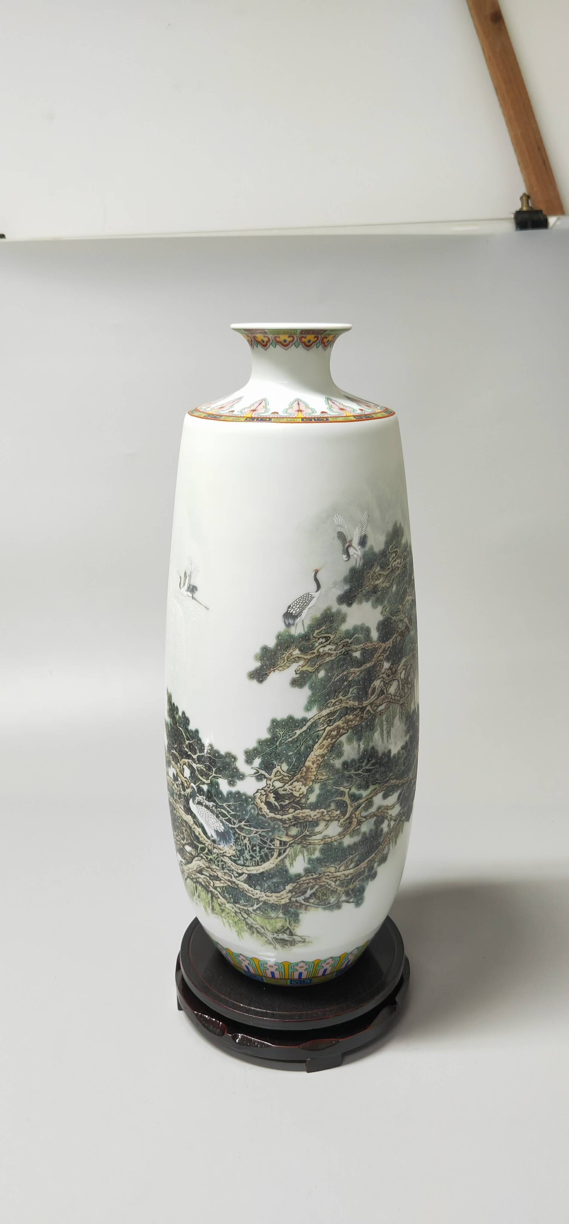 张松茂,徐亚凤大师创作《松鹤延年》瓷_松树_画面_仙鹤