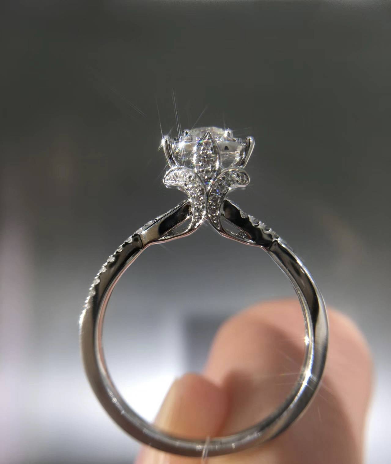 老凤祥可以回收钻戒吗?品牌专柜不是回收之地._款式_重量_附加值