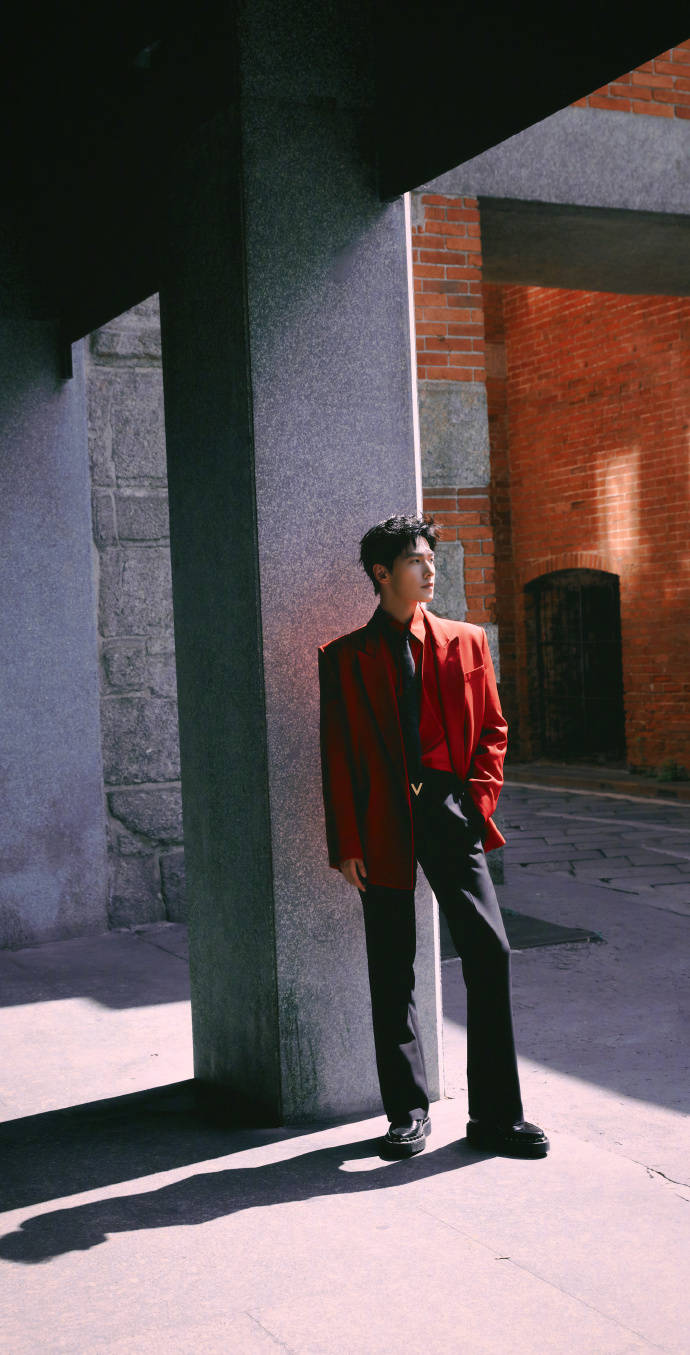 杨洋米兰时装周看秀造型,红色西装搭配黑色领带,时尚与魅力共存!