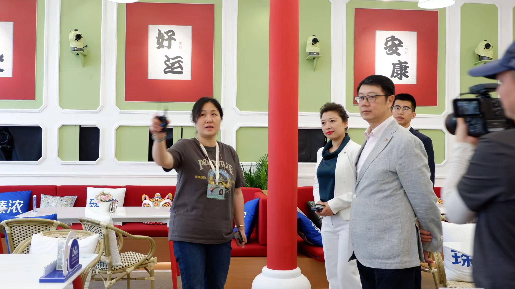 正当孙杰参赞和姚瑶总监一行饶有兴致地和制片人王恬攀谈起匈牙利当地