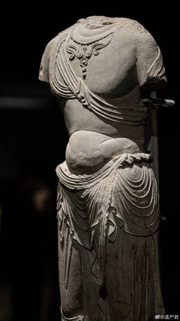 唐代石雕菩萨,东方的"断臂维纳斯"_双腿_造像_真人
