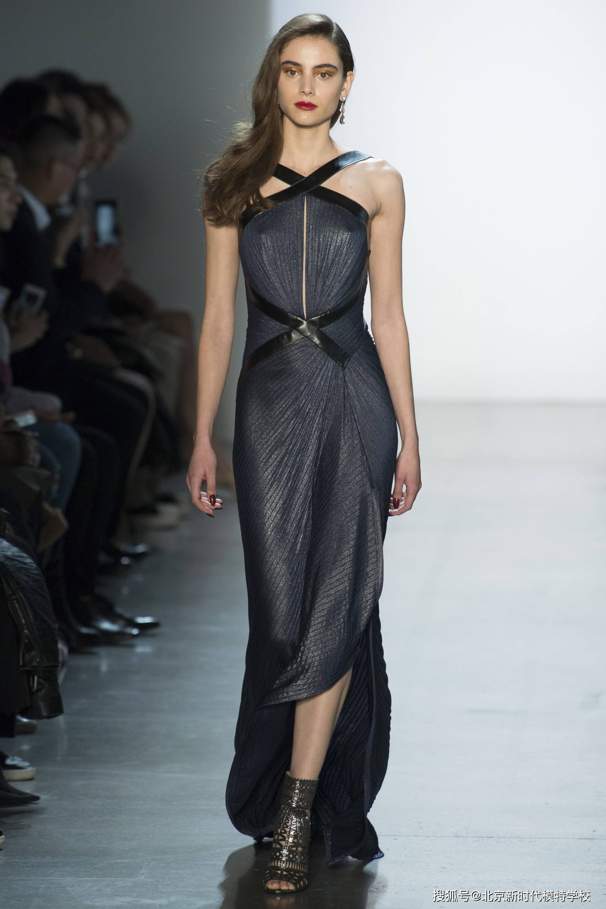 模特走秀开场和闭场有哪些区别_观众_氛围_时装