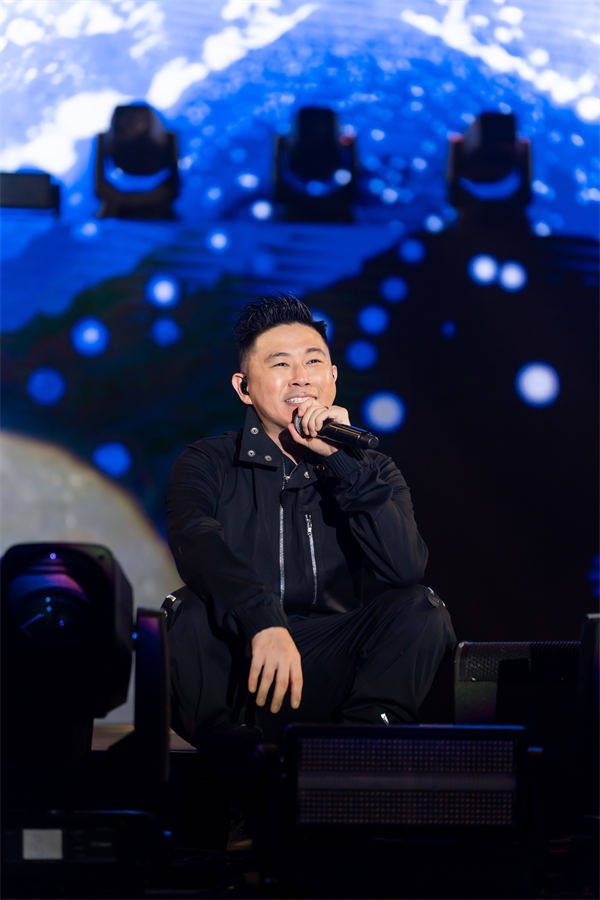 欧阳靖巡演广州站上演最本色演出 林峯惊喜现身合唱《reunion》_观众