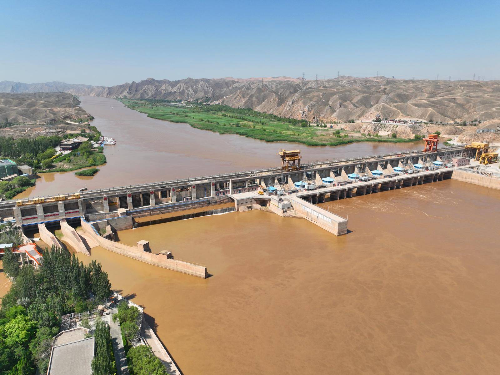 6月25日,采访小分队一行终于站在青铜峡黄河大峡谷上,身下的拦河大坝