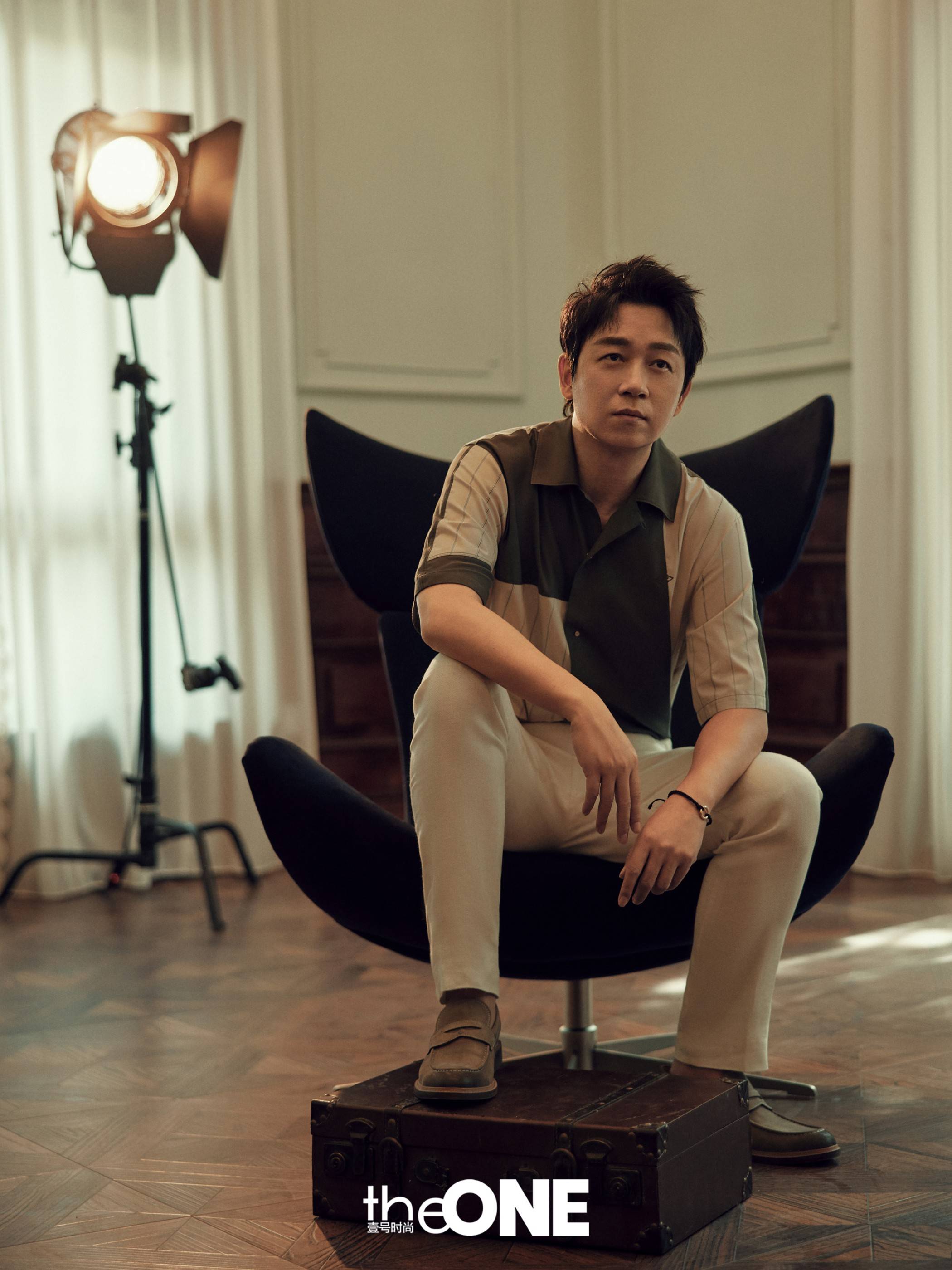 潘粤明登《壹号theone》封面 悦己从容凝练成熟智者魅力_生活_西服
