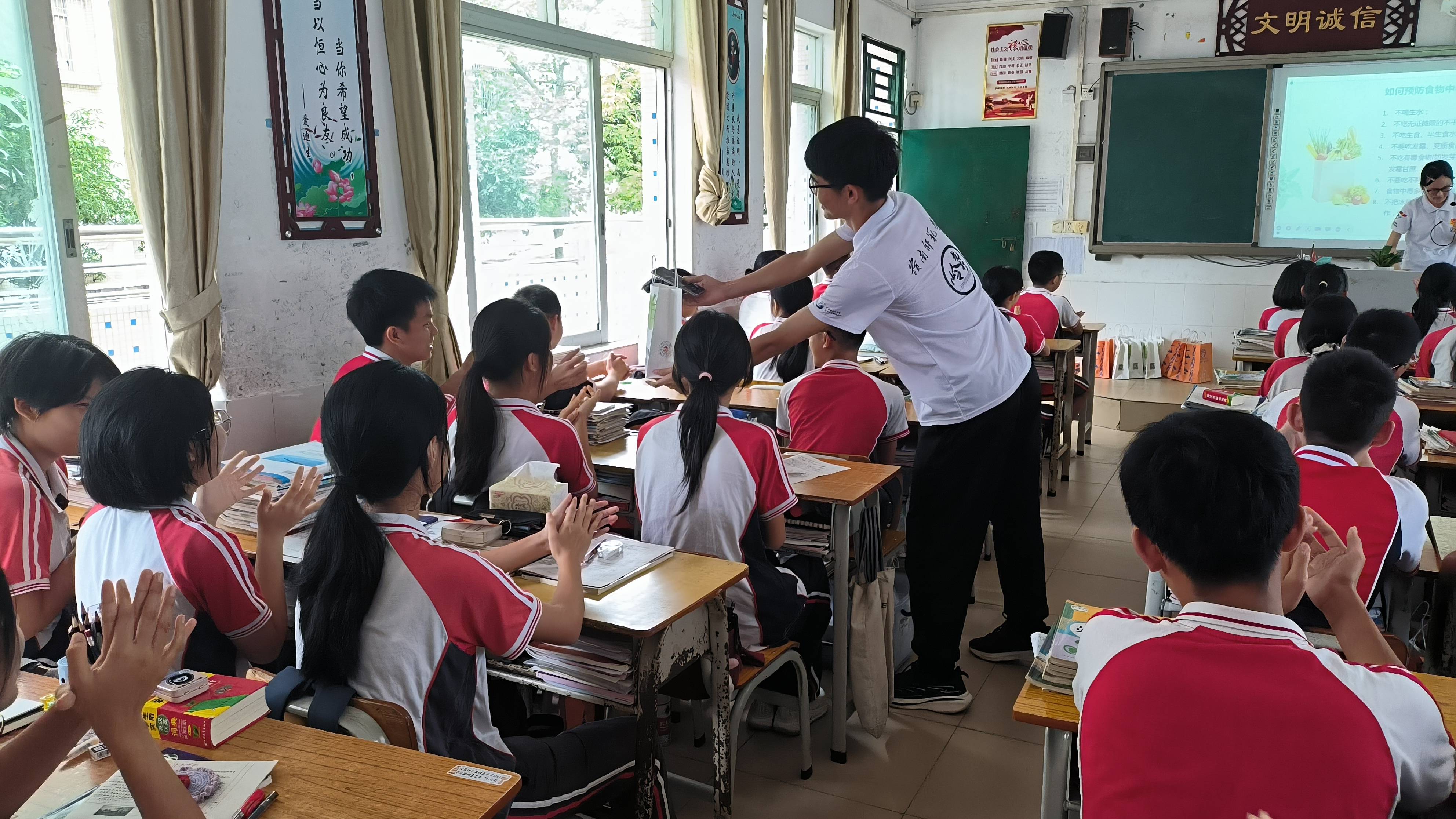 岭先行团队走进阳春三中,开展食品安全讲课,助力校园食品安全教育