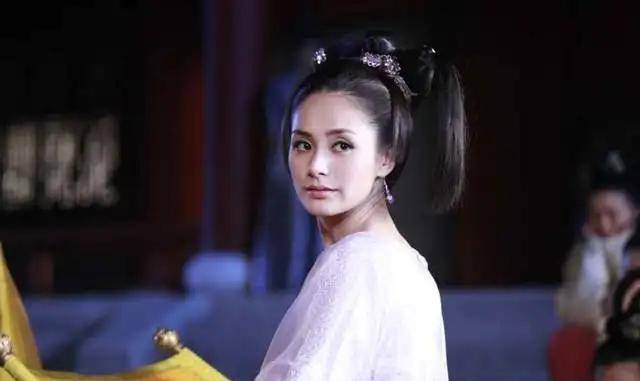 在郑氏的精心培养之下,上官婉儿不仅精通音律,更是将四书五经牢记于心