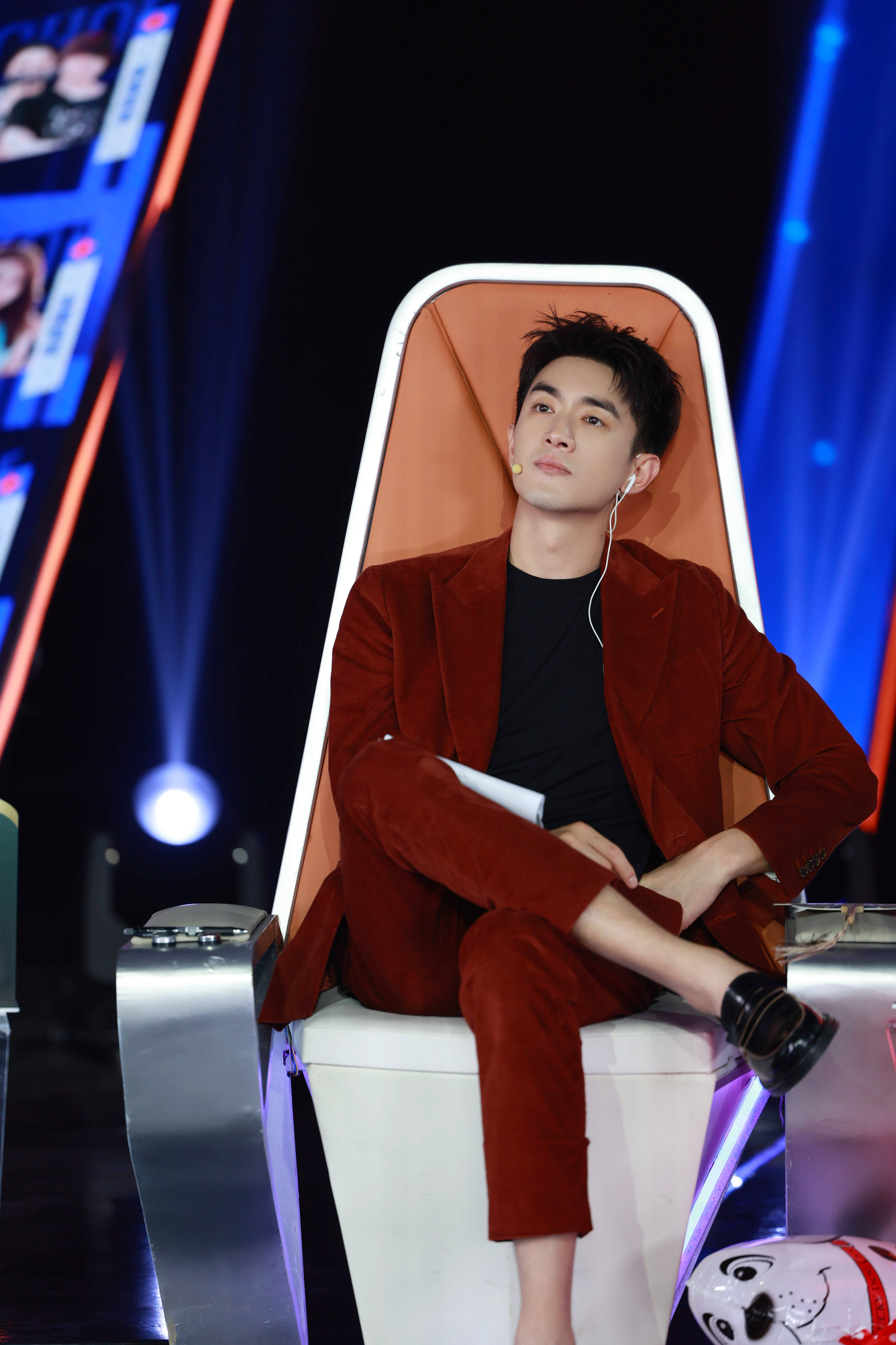 林更新《中国新主播》戴鸵鸟翅膀走秀 "好戏"不停引热议_节目_选手