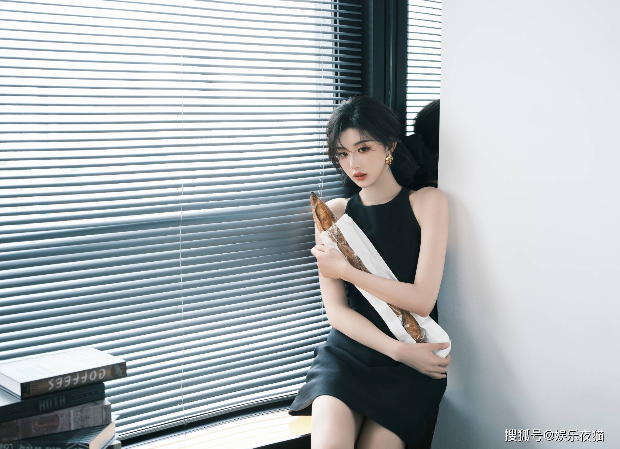 孔雪儿一袭优雅小黑裙写真五官精致侧颜精致迷人-搜狐大视野-搜狐新闻