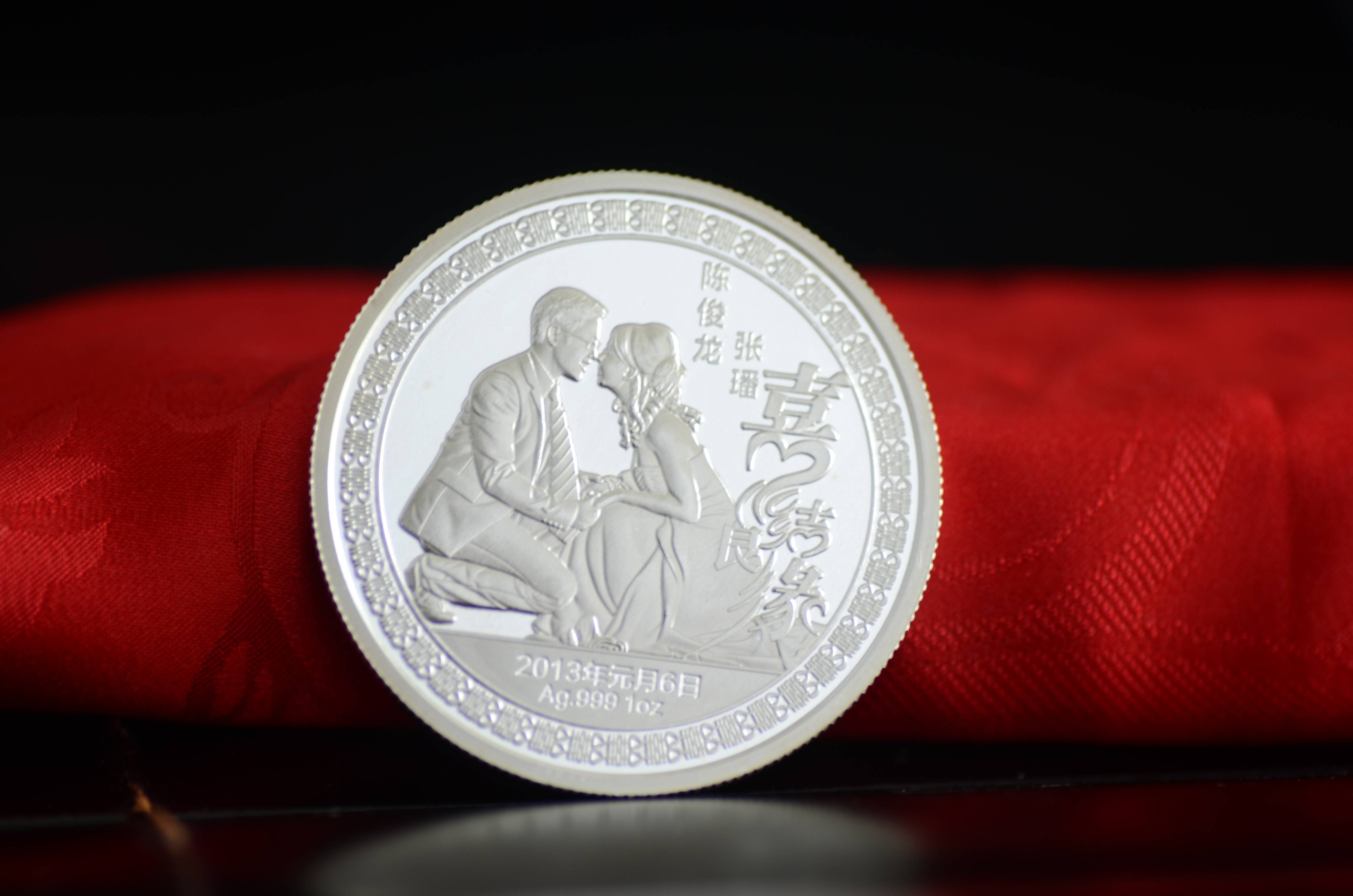 结婚纪念币定制的好处_爱人_是一种_礼物