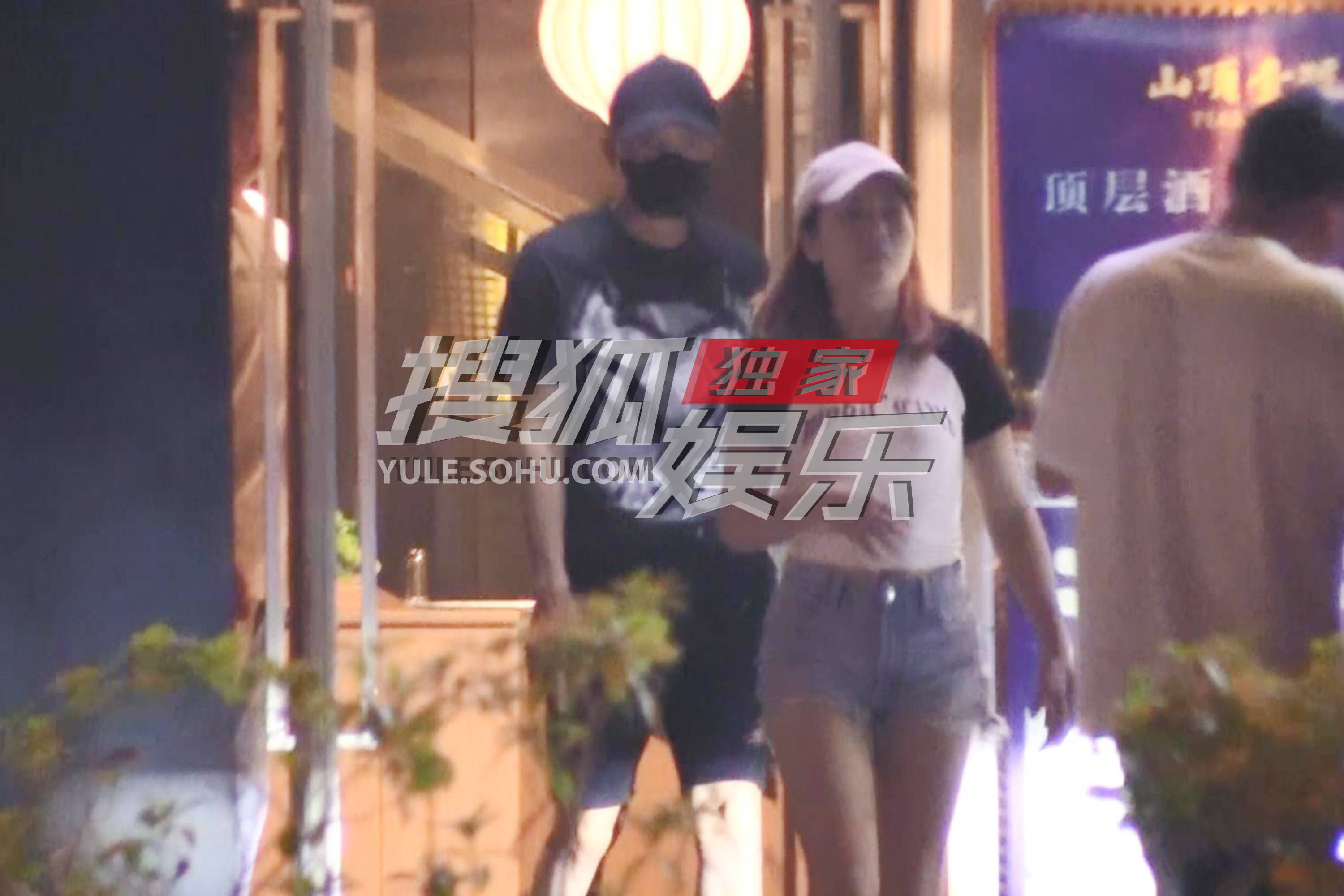 吴刚夜宵吃烤肉 穿潮牌T恤身材紧实有型像小年轻_娱乐_黑色_商务