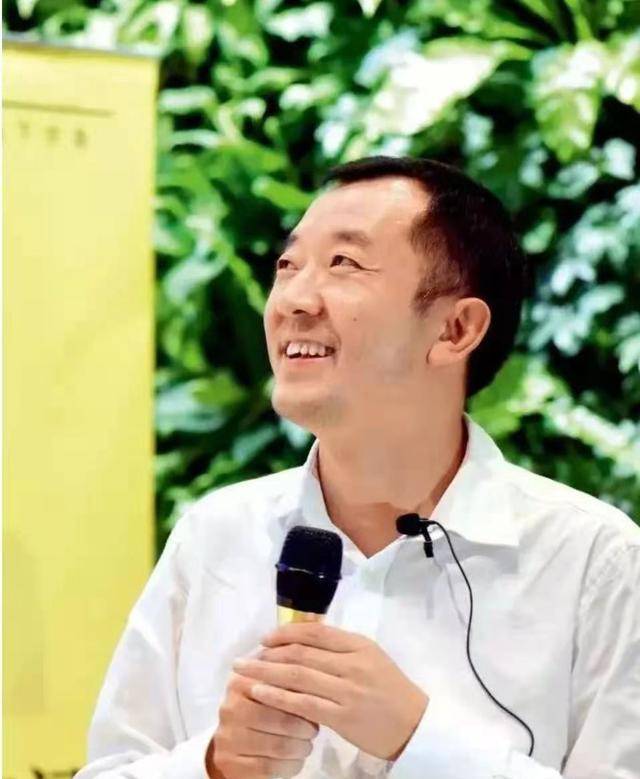 这位县委书记辞职时,50万百姓挽留,他却说梦想是仗剑天涯?