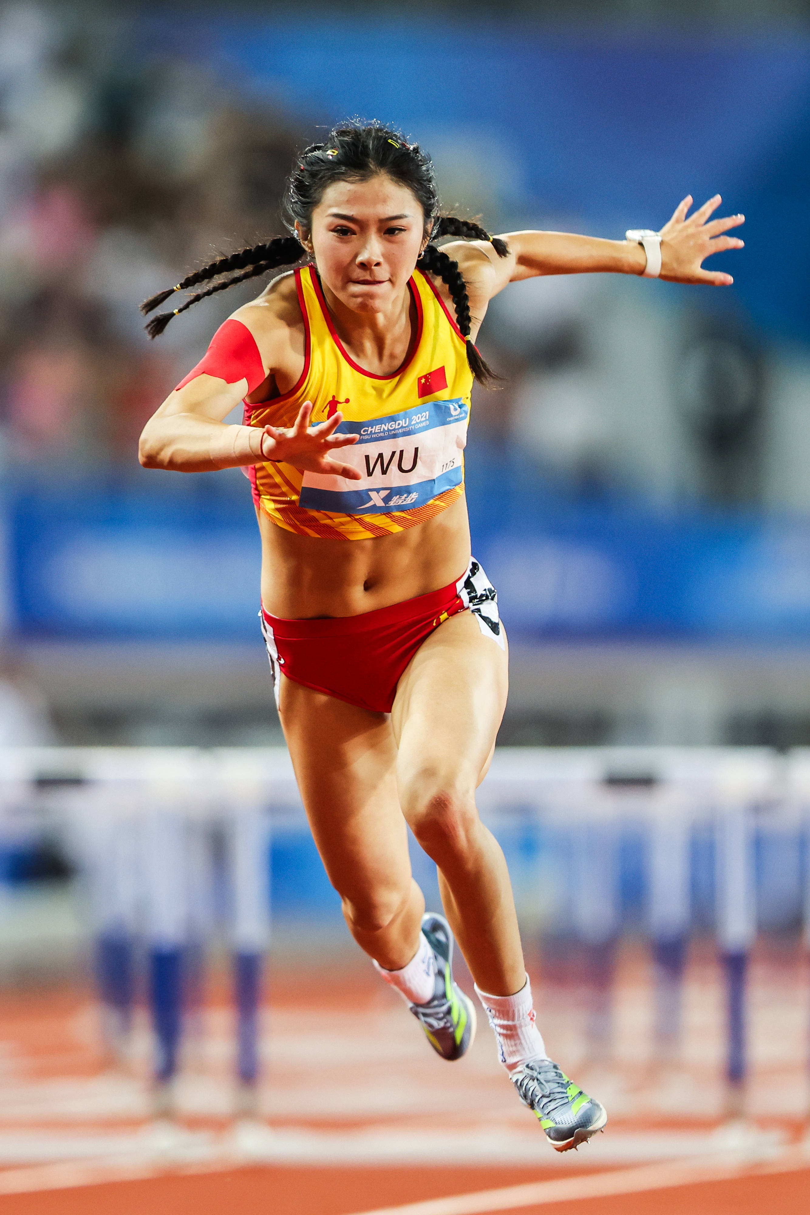 大运会女子100米跨栏小组赛 吴艳妮位列小组第一晋级半决赛_田径_比赛_摄影