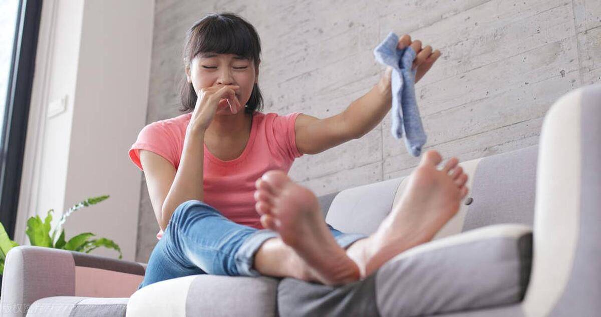 一个羞涩的气味话题,女生的那里臭不臭?_女孩子_细菌_鞋子