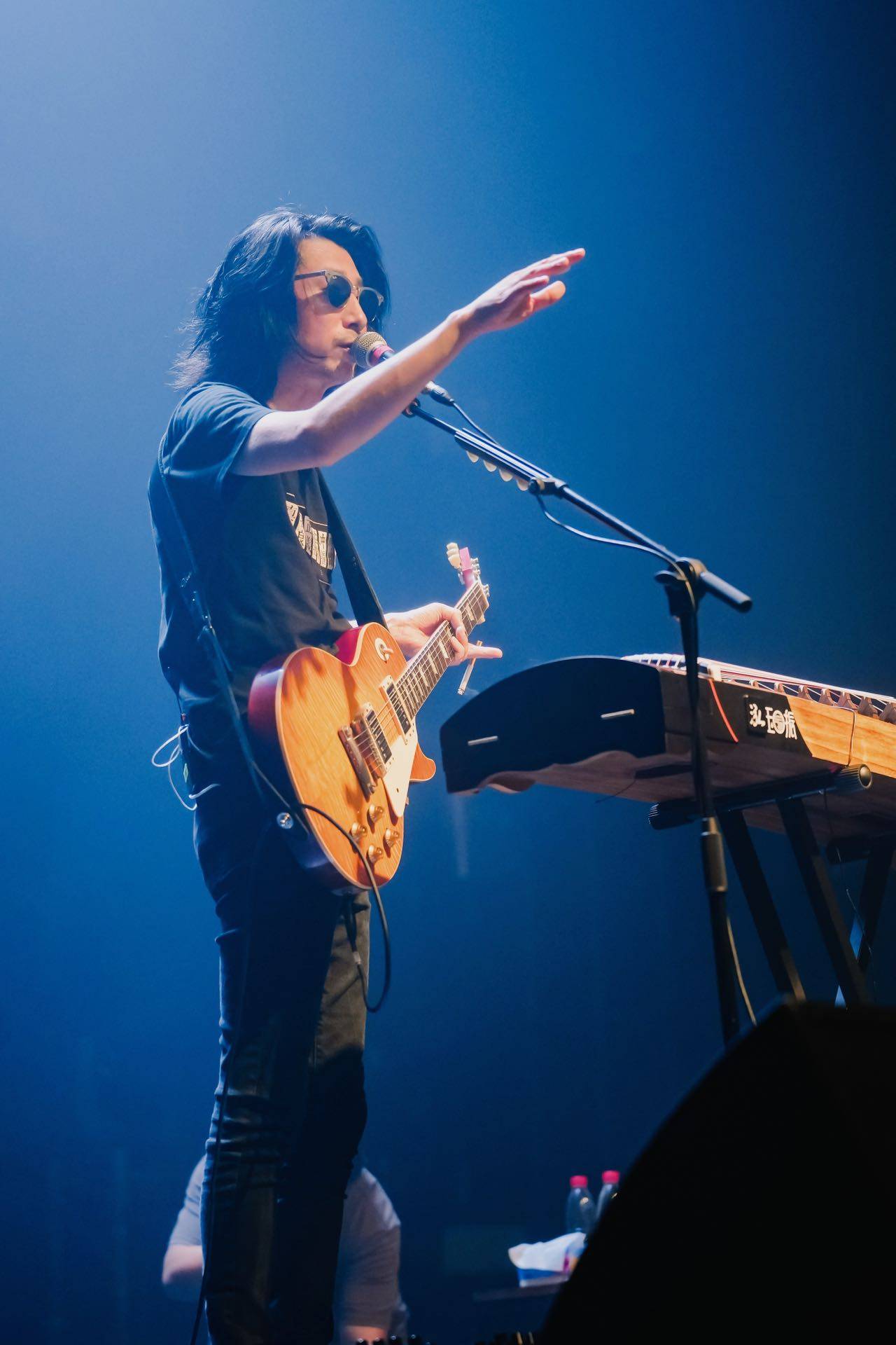 谢天笑演唱会合唱《向阳花》为地震灾区加油 巡演武汉长沙站温暖收官