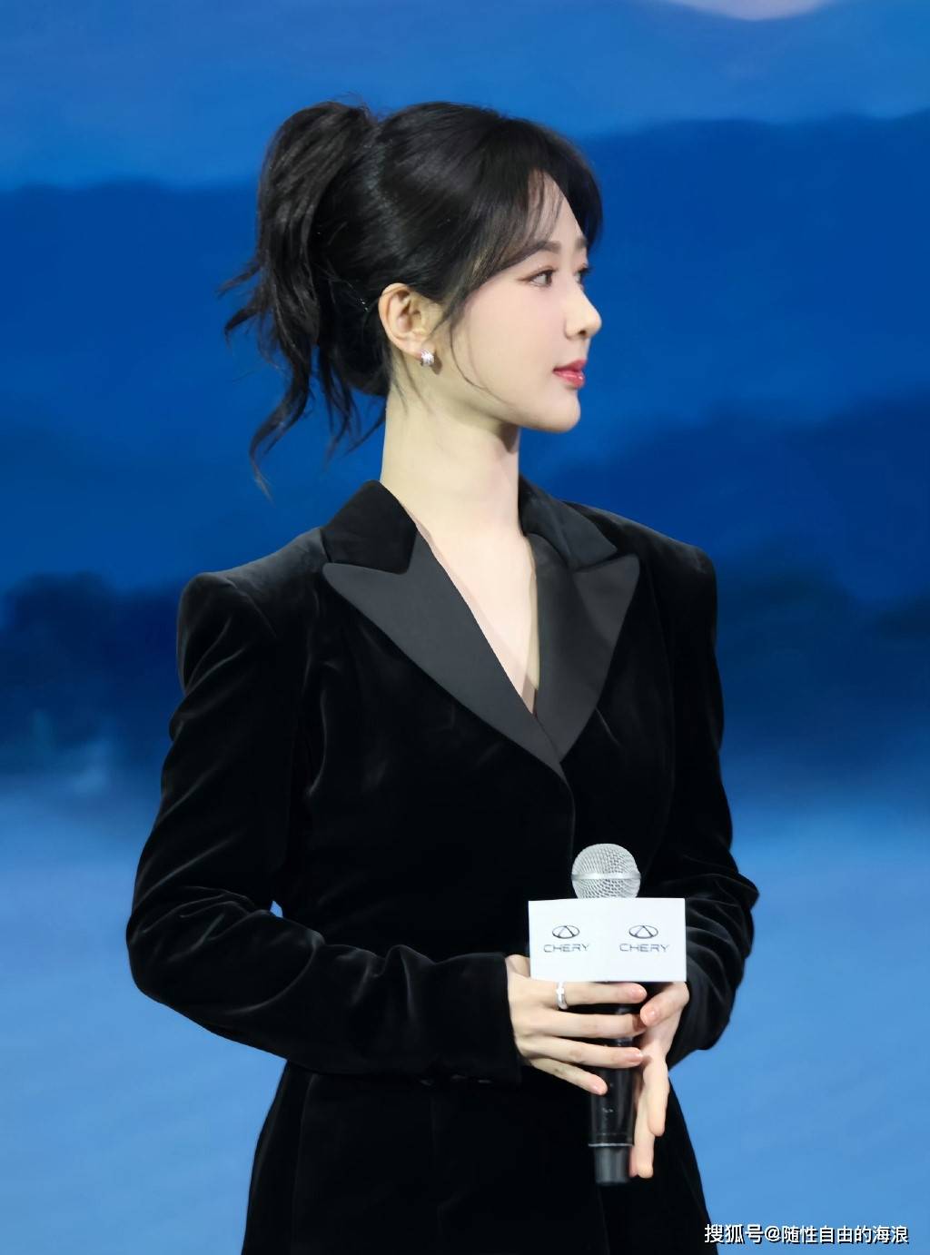 杨紫直播活动造型,全黑露背式西装,大气时尚尽显好身材!_设计_全球