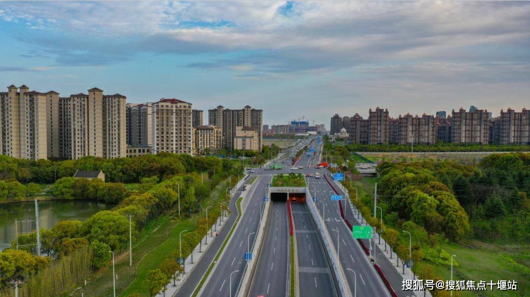 两横:大叶公路,东方美谷大道;四纵:s4沪金高速,金海公路串联虹梅南路