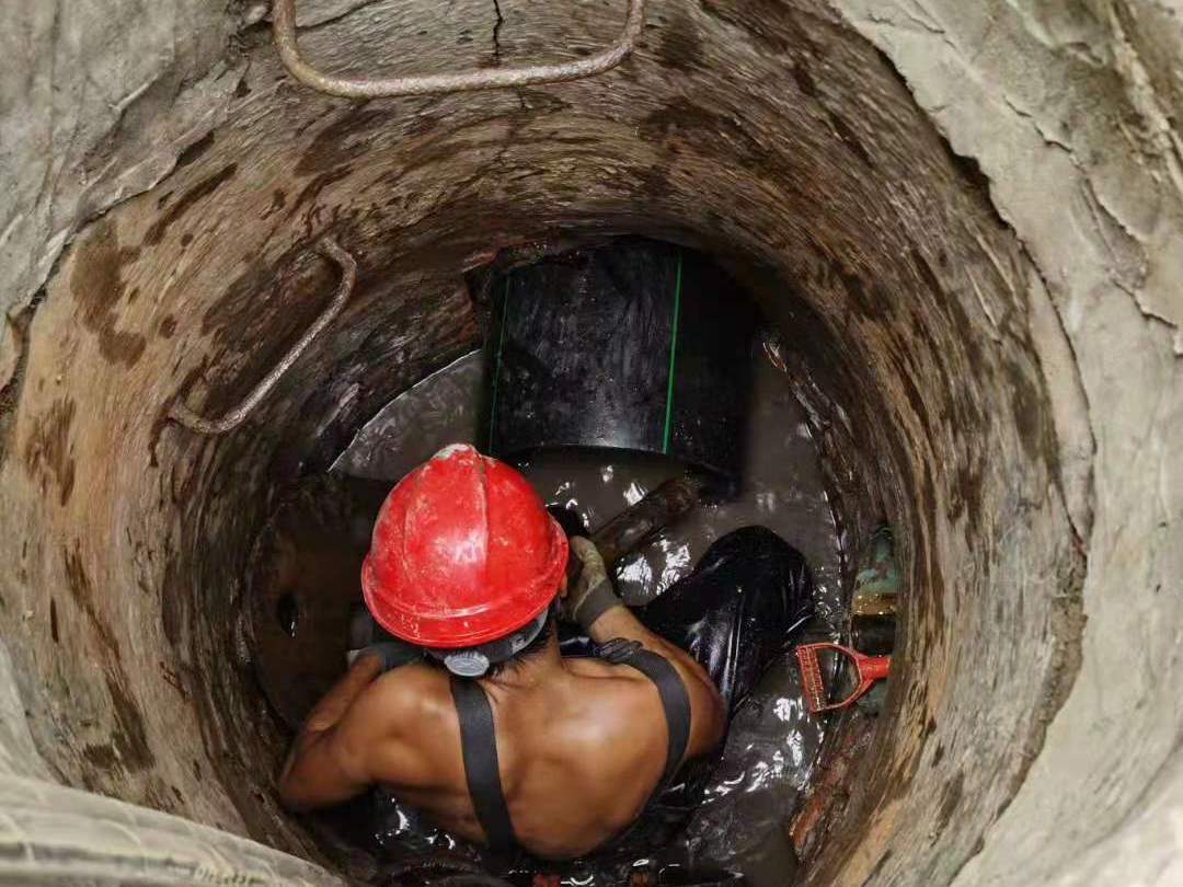 主要采用的大型设备有:专业清疏强力高压冲洗车,强吸力抽污车,检查井