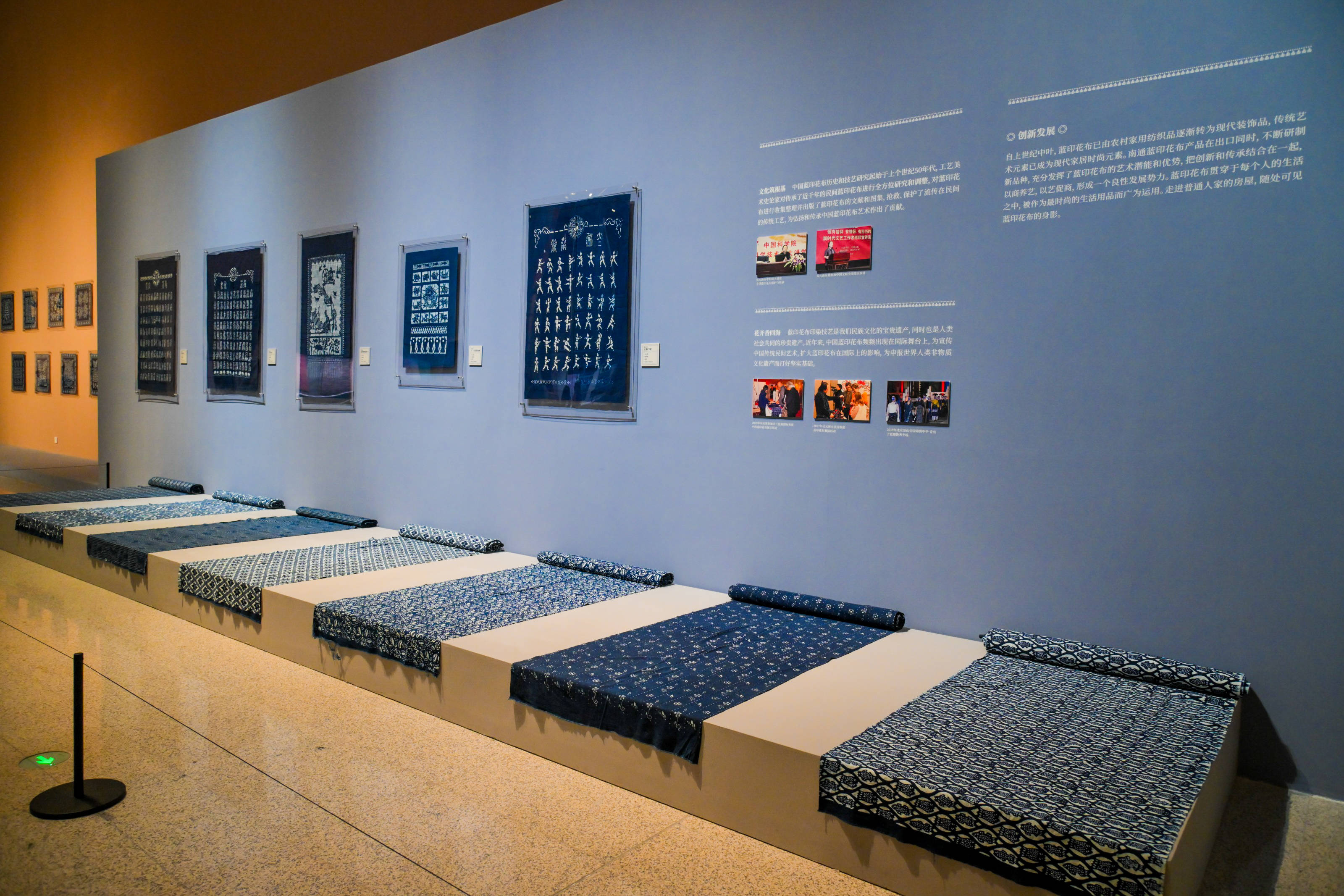 "青出于蓝:吴元新蓝印花布收藏暨设计作品展"在京开幕_展览_中国_开幕
