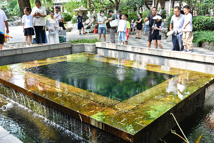 济南趵突泉周末游(20230818)_园子_人山人海_游客