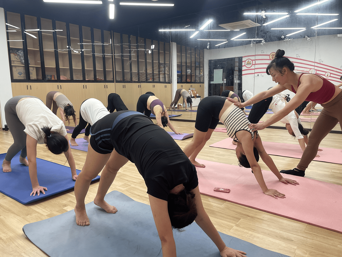 内容涵盖了金刚跪姿开启,新月式后弯,三角伸展式等基础瑜伽体式,呼吸