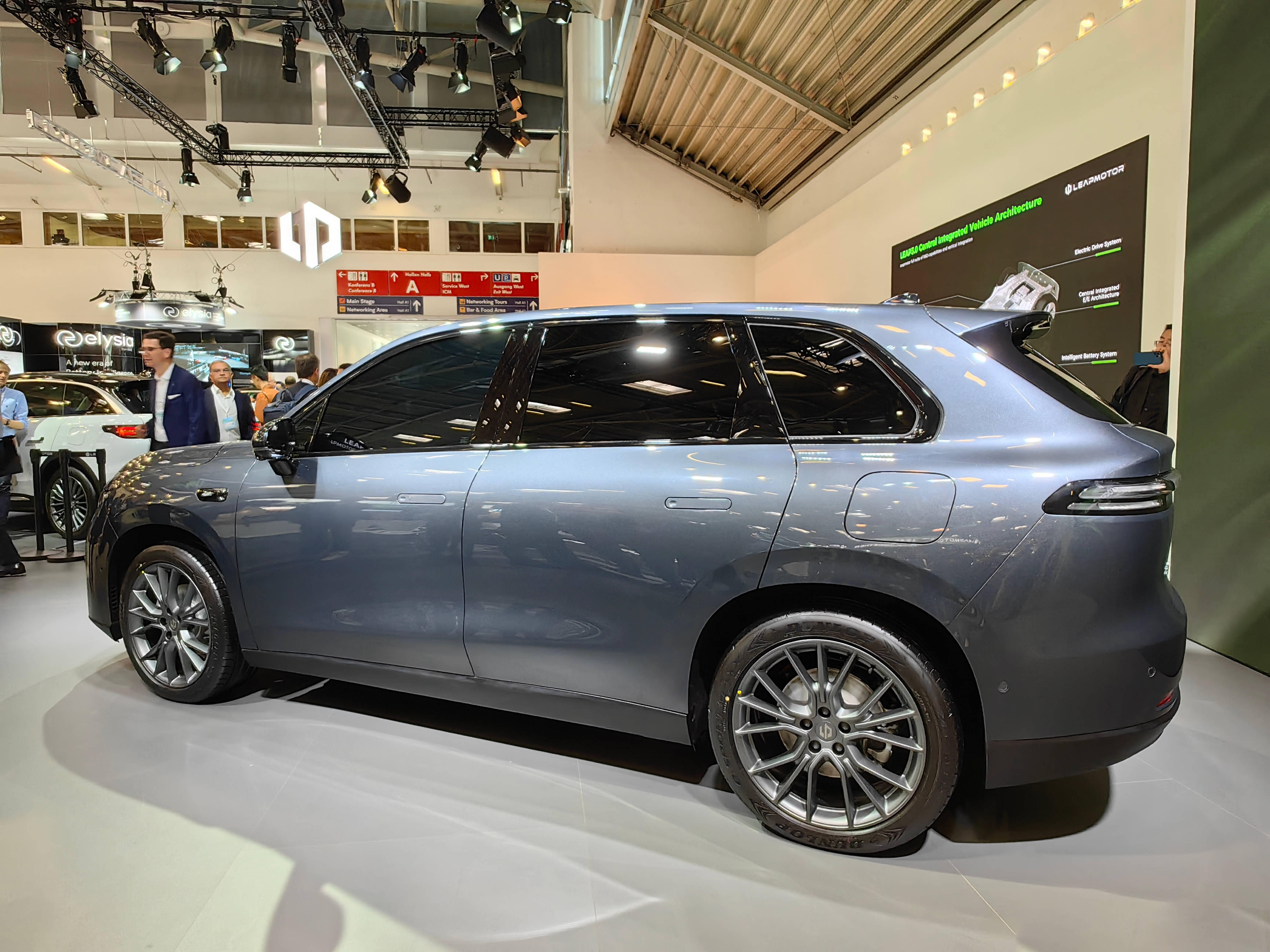 新能源新一代卷王-零跑c10亮相!_搜狐汽车_搜狐网