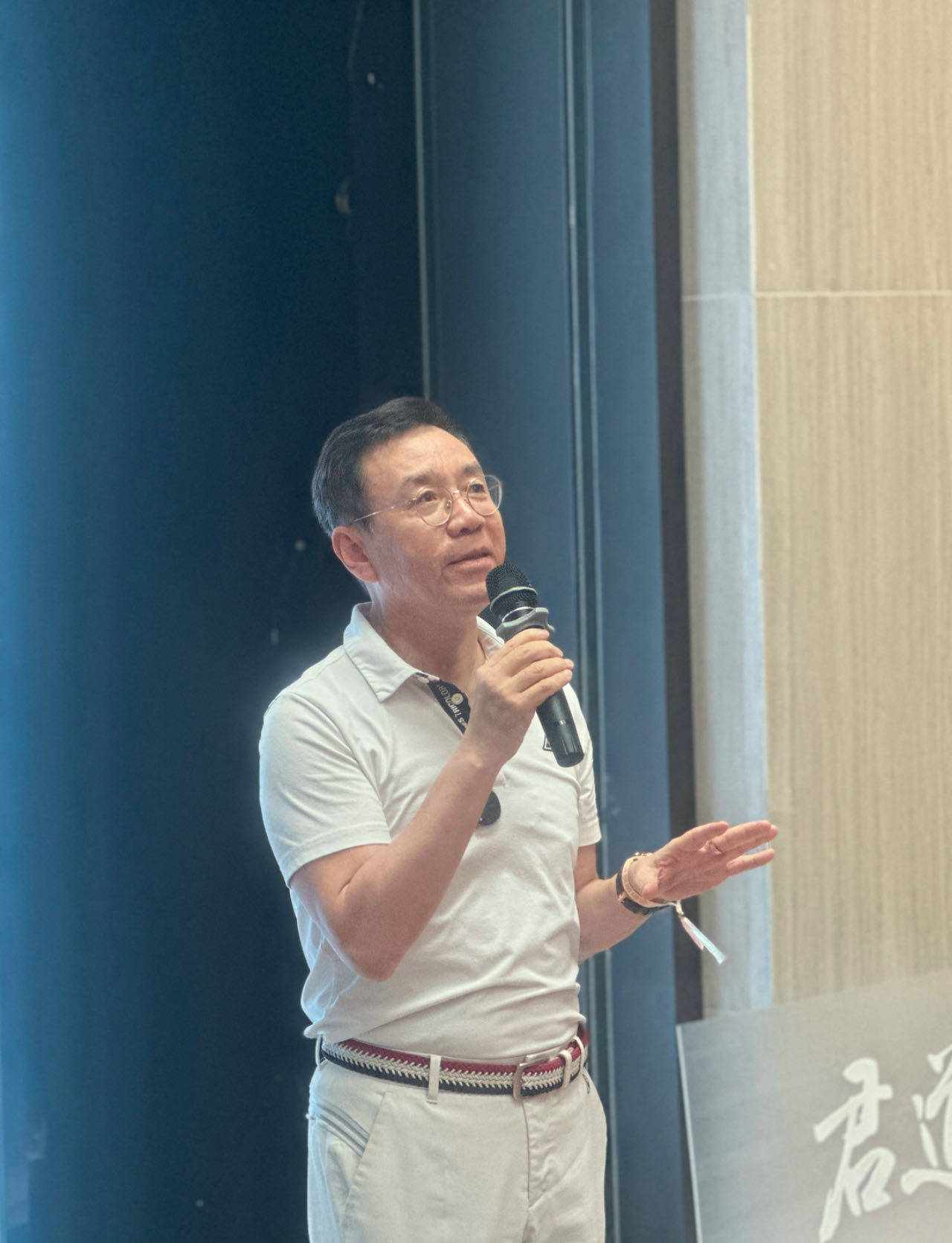 单承怡现场钢琴伴奏主持人裕萍马永波不仅是一位优秀的诗人,也是著名