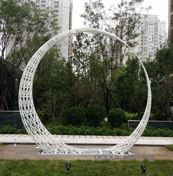 不锈钢月牙,月亮雕塑:月球可呈现出不同的形状_变化_地球_自转