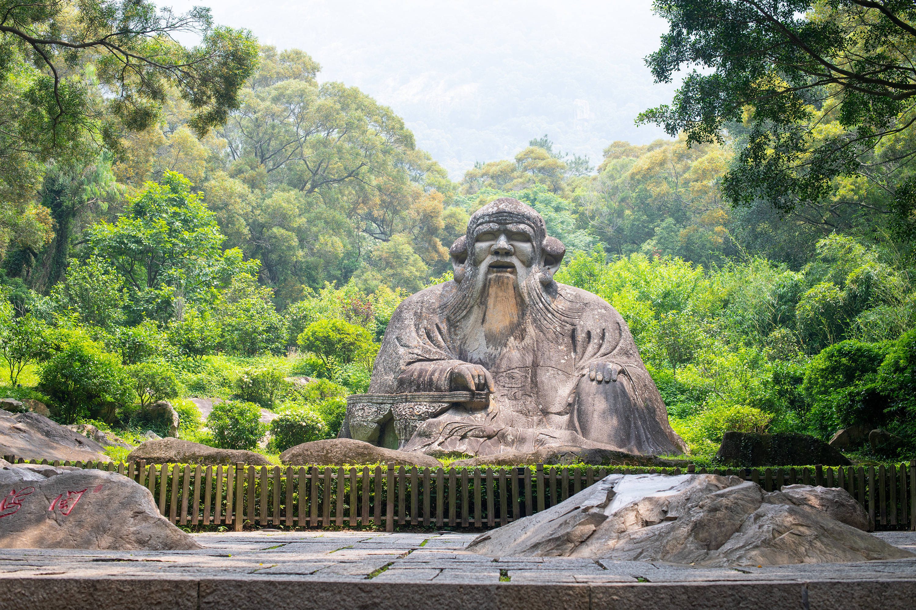 造像位于清源山左峰的罗山和武山下,因为造像处原有羽仙岩,内祀老君