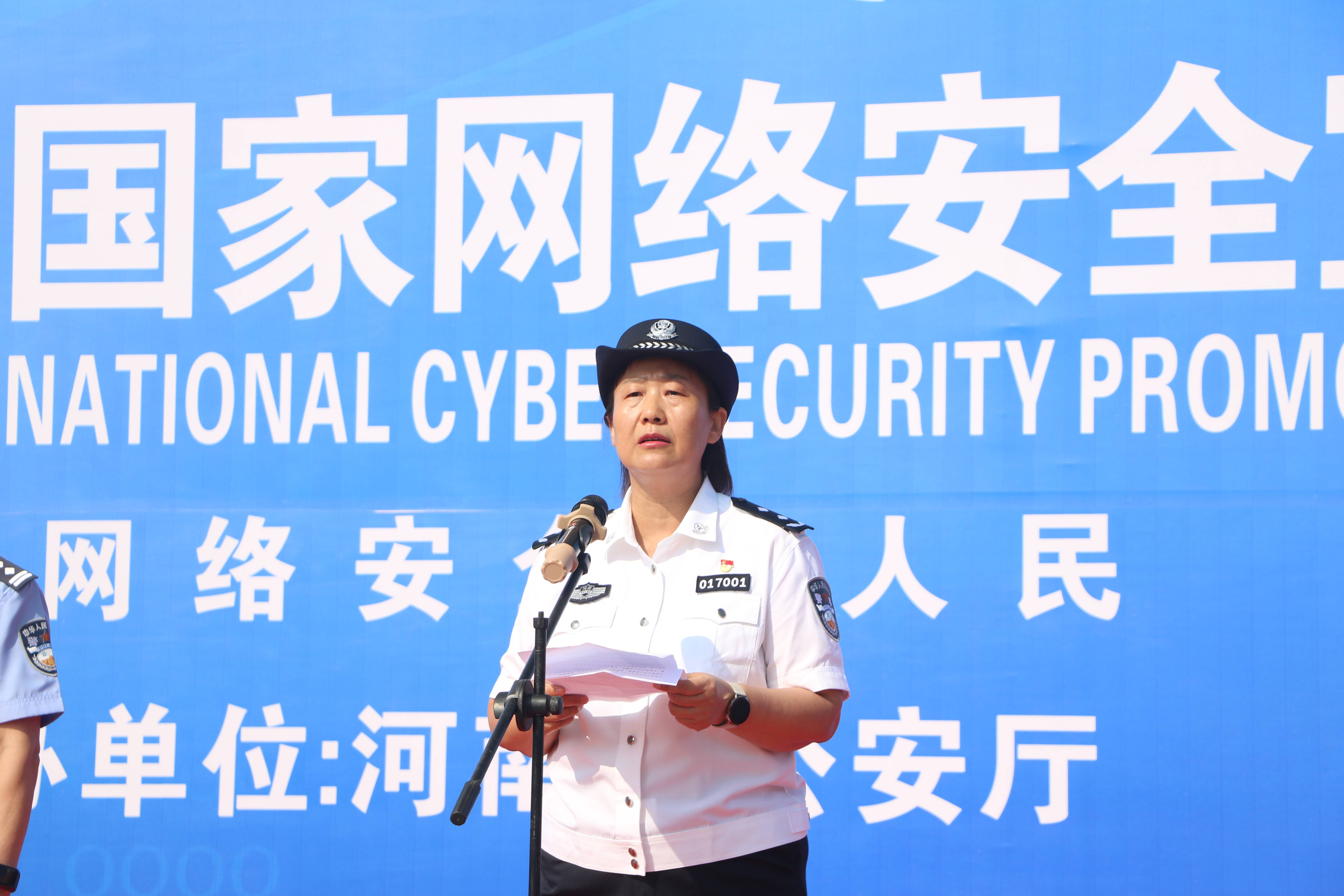 法治日活动开幕式在开封市开元广场正式开始,开封市副市长,市公安局