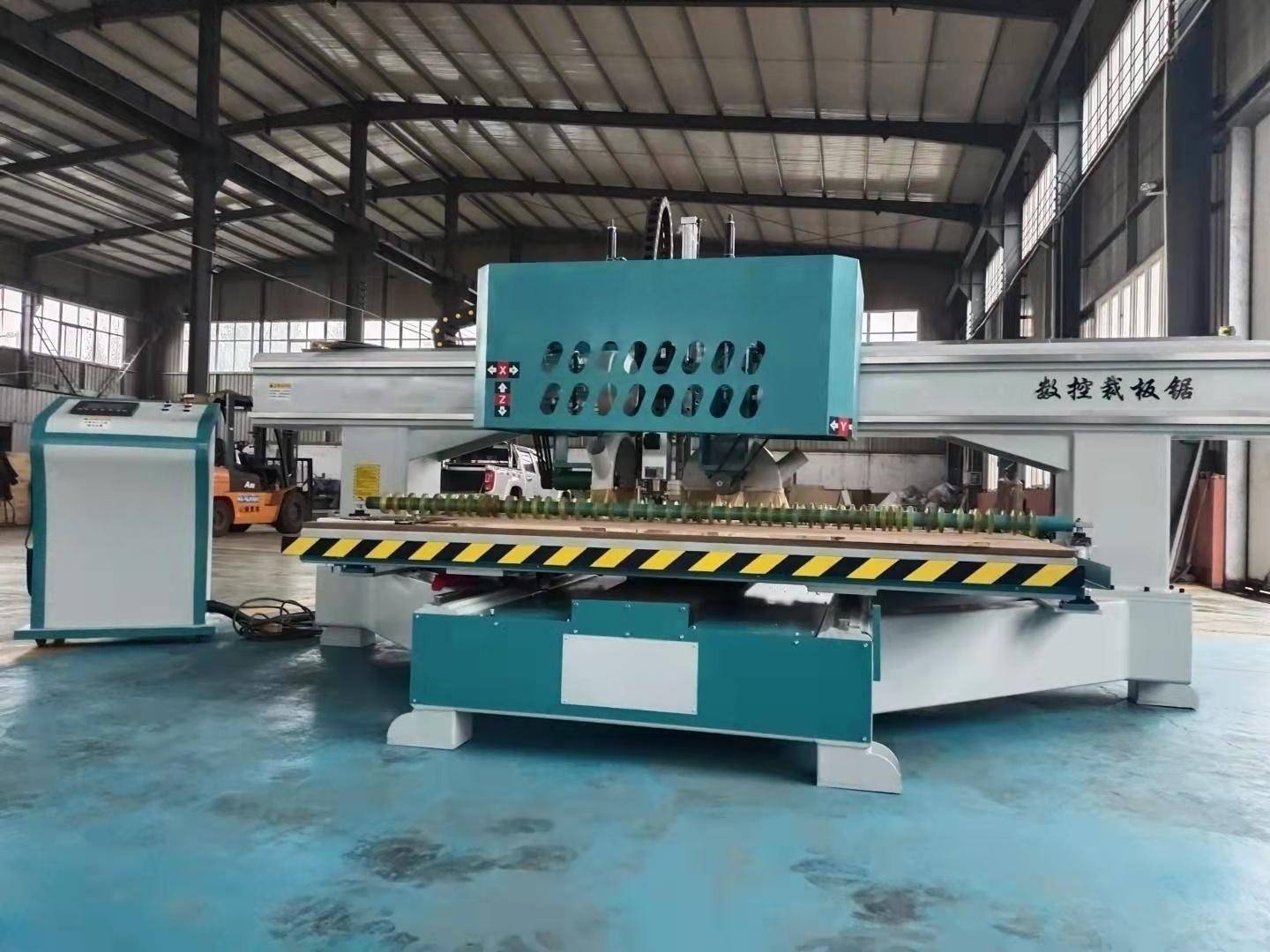 数控木工裁板锯 木工往复锯是一种现代化的木工工具_进行_操作_加工