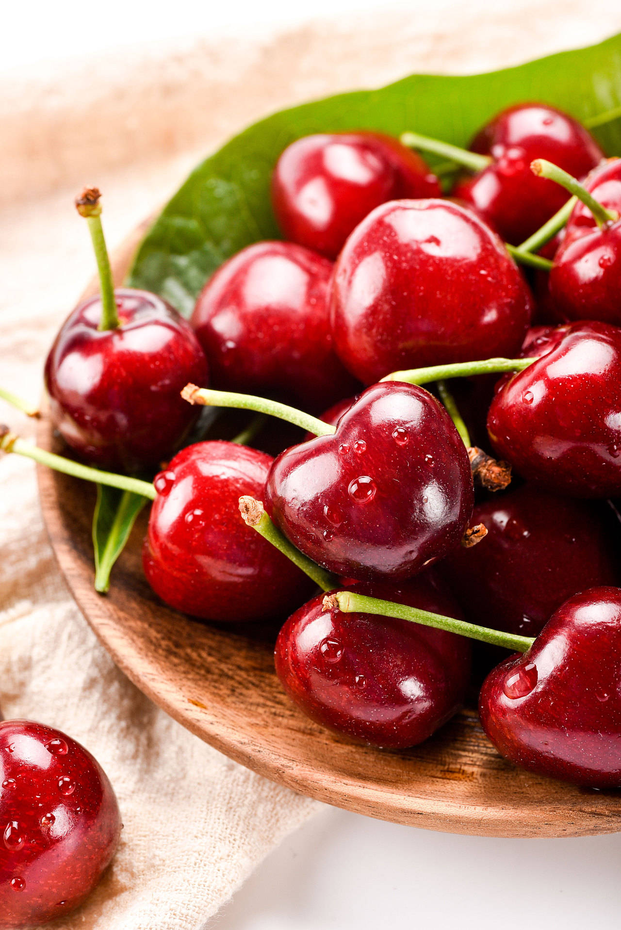 又名甜樱桃,欧洲樱桃,俗称车厘子(cherries之音译),为蔷薇科樱属 植物