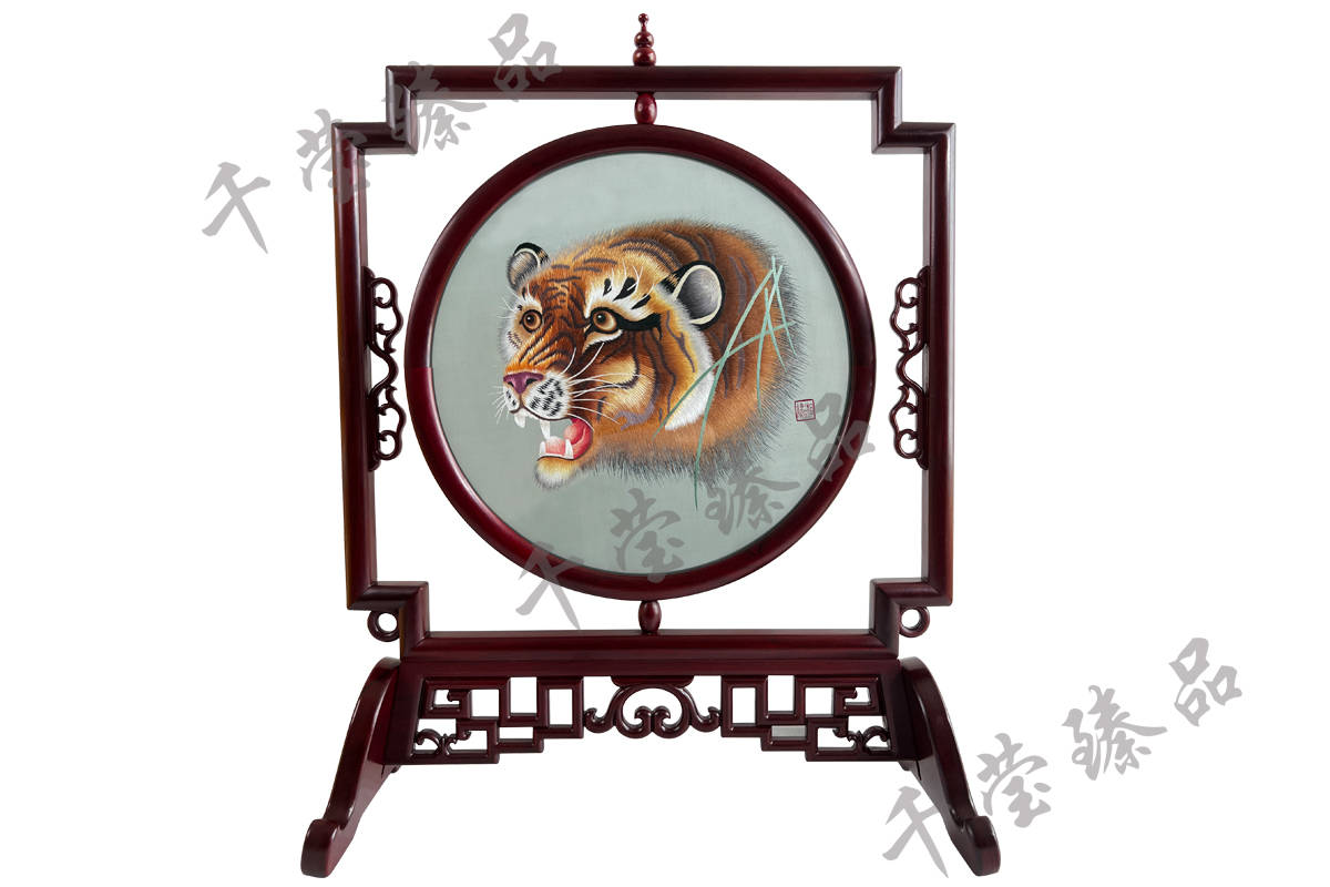 千莹臻藏鬅毛针双面绣老虎——中国湘绣_绣制_文化_绣艺