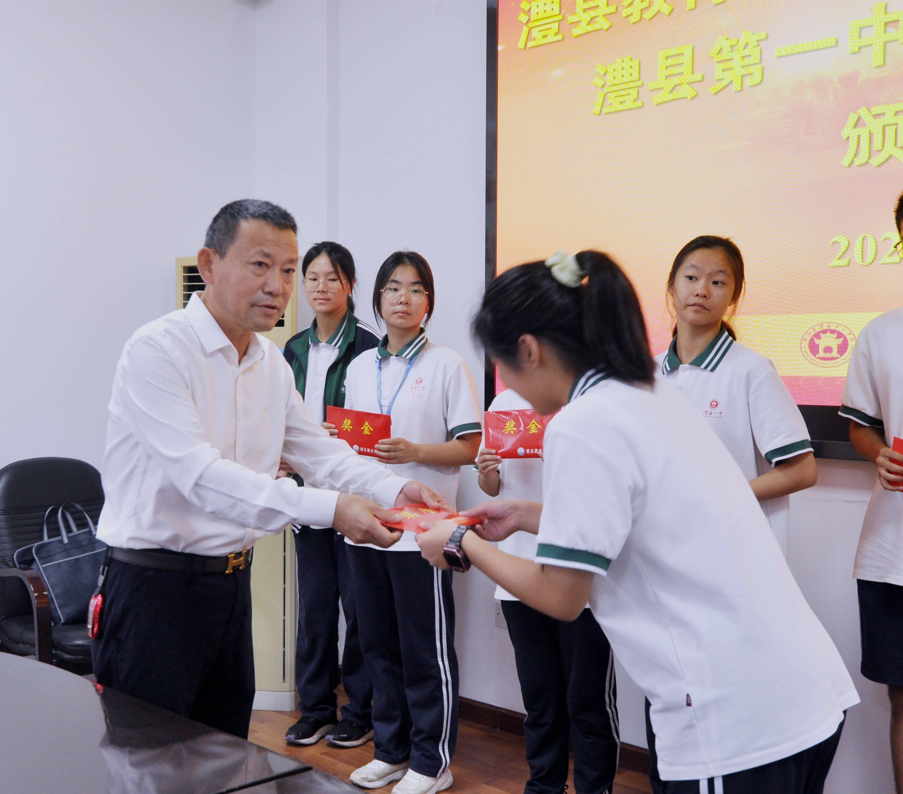 澧县"大田教育基金"向澧县一中学子颁发奖学金助学金_获奖_先生_朱