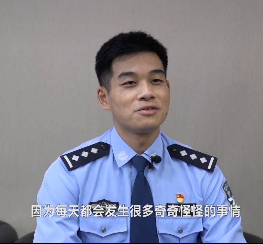 上海"外滩第一岗"换新人,交警脱口秀明星黄俊升级成师傅