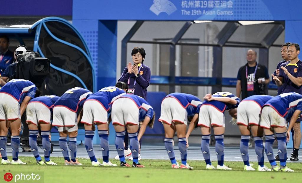 致敬！日本女足赛后向水庆霞鞠躬 中国女足输球却赢尊重 