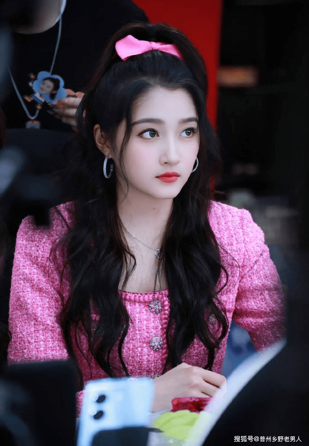 关晓彤蝴蝶结高马尾造型甜美可爱,网友大赞"人间芭比"_周放_粉色_评论