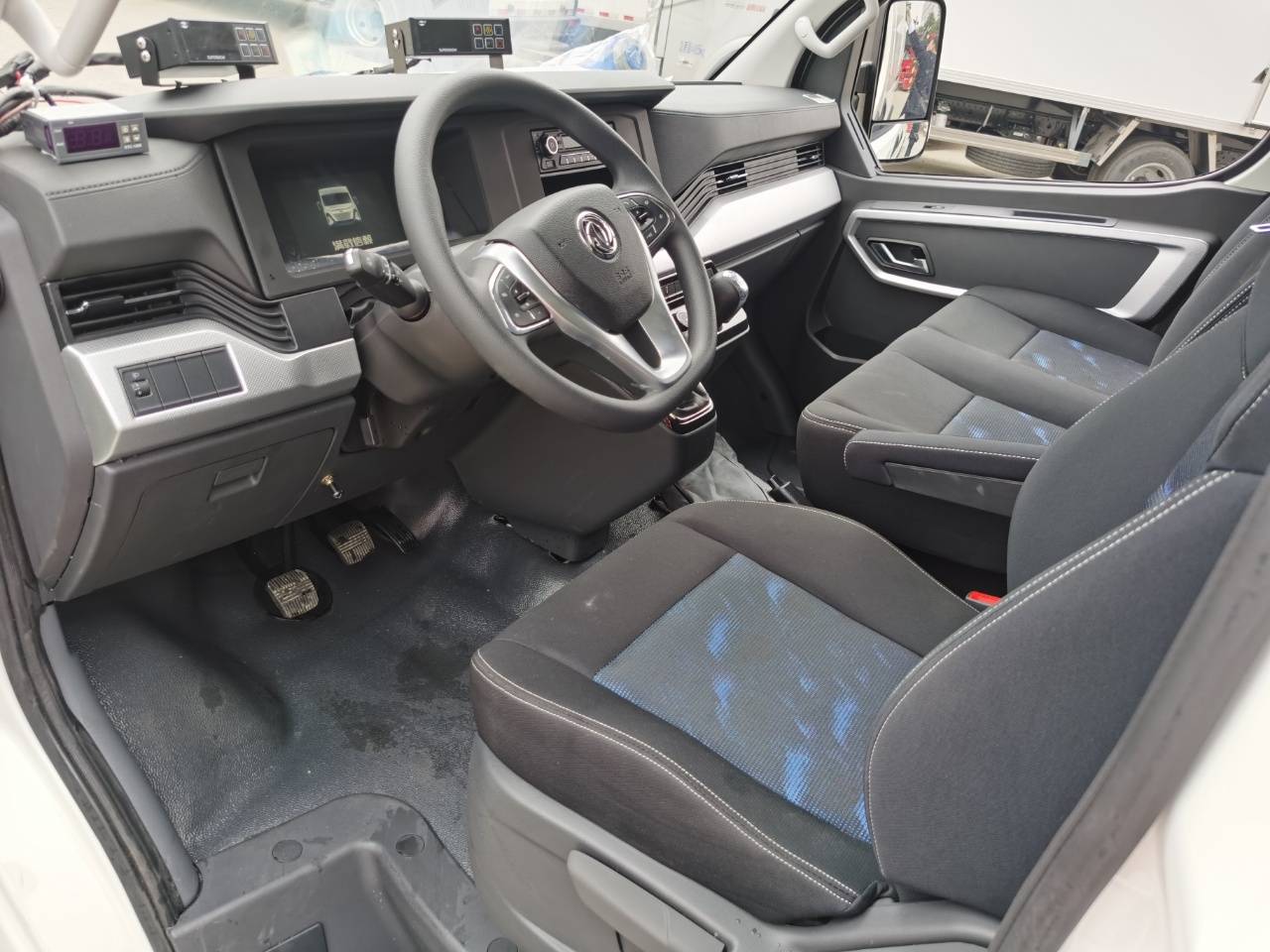 东风御风v9长轴高顶面包冷藏车