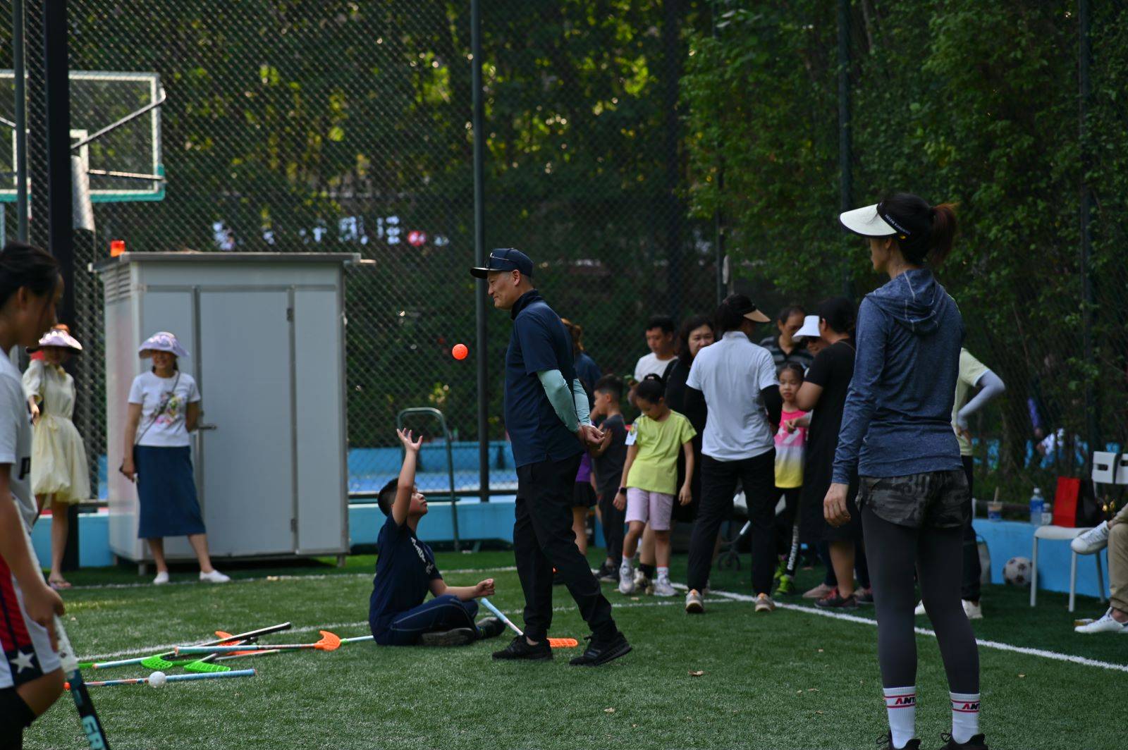 曲棍球比赛,曲棍球与高尔夫的区别?